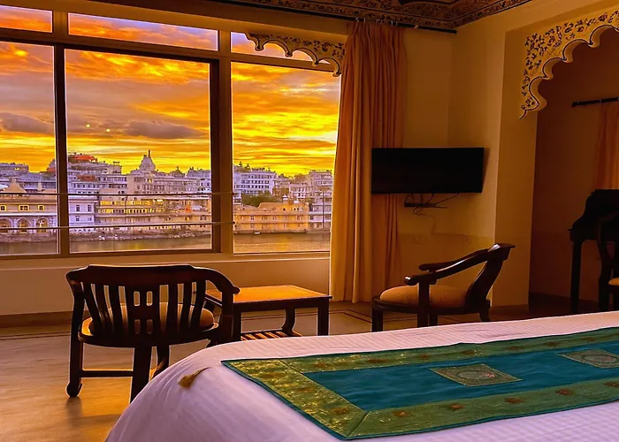 Thamla Haveli - Heritage Lake View Hotel