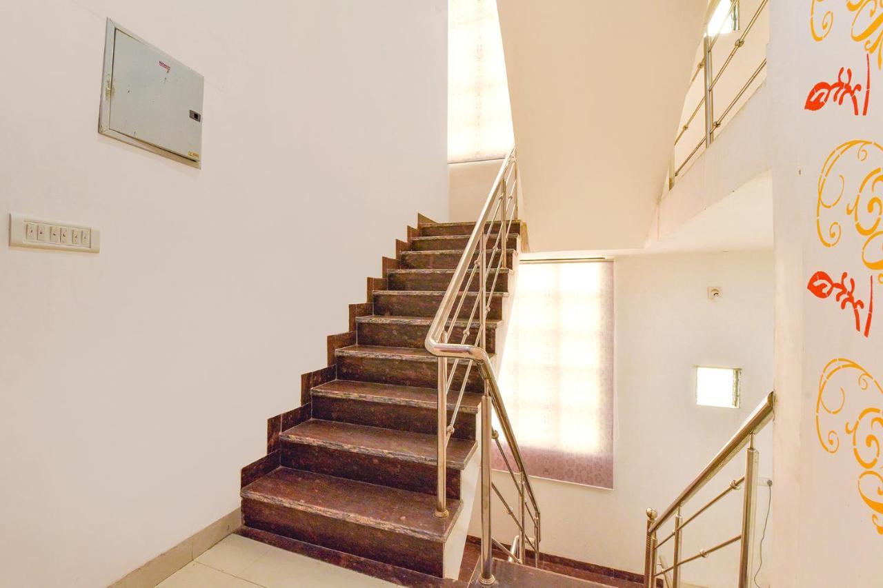 Fabexpress Shree Thakur- 700 Meter Away From Railway Station Hotel
