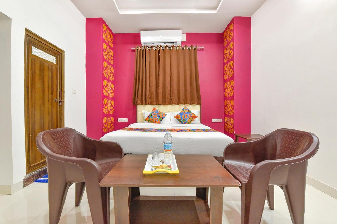 Fabexpress Shree Thakur- 700 Meter Away From Railway Station