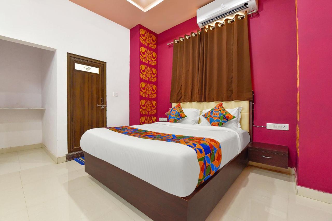 Fabexpress Shree Thakur- 700 Meter Away From Railway Station Hotel