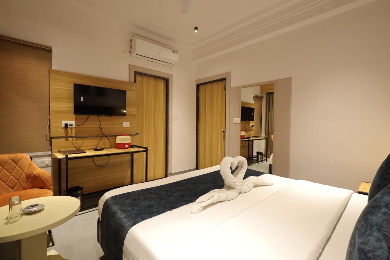 Sparkle Just 400 Meters From Railway Station Hotel