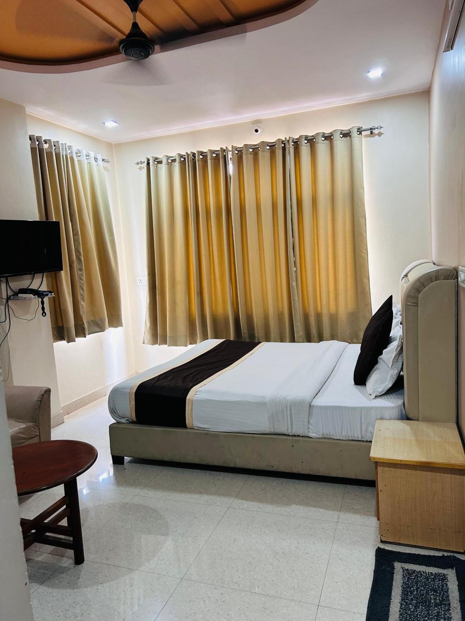 White House Hotel *