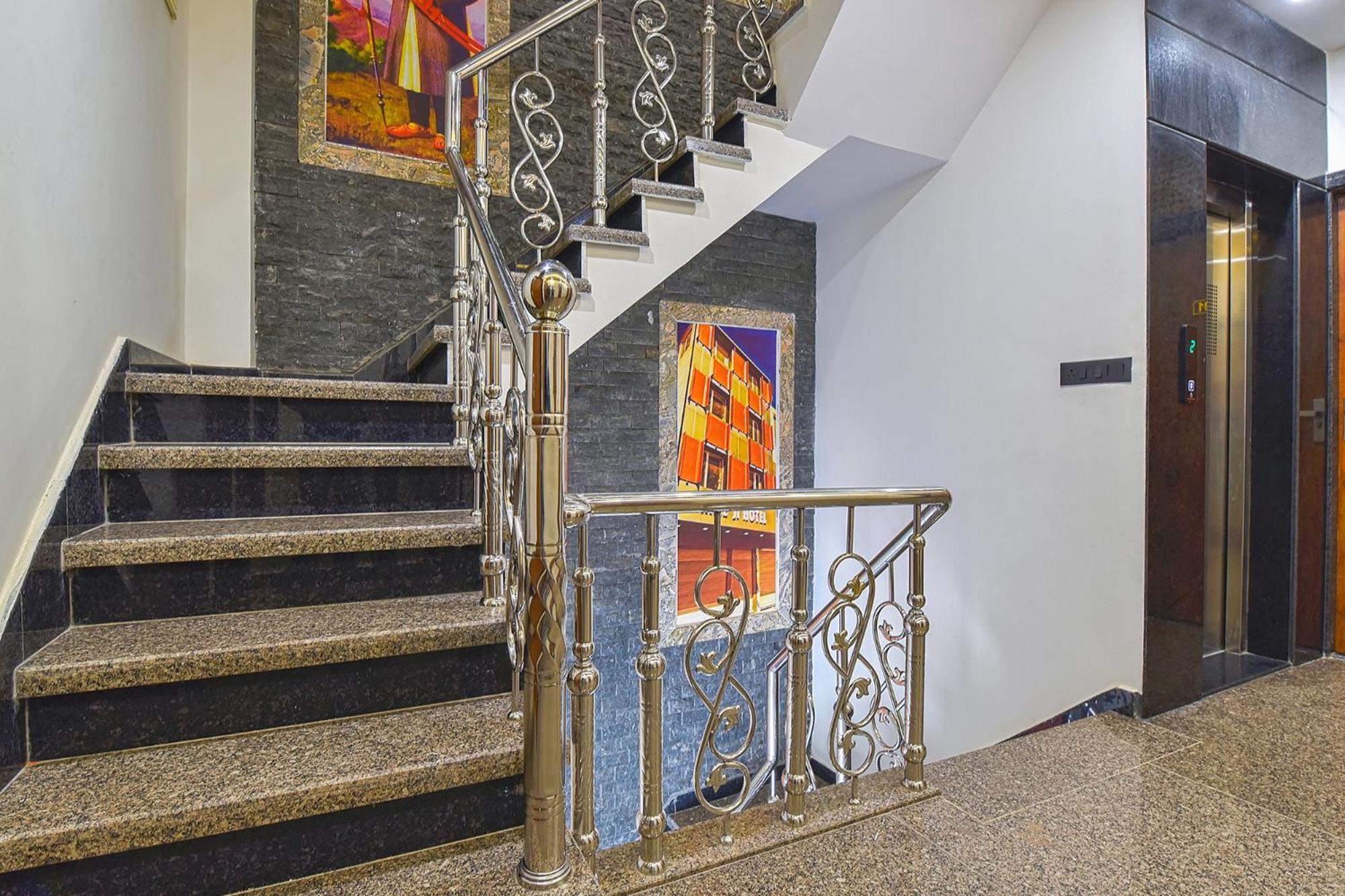 Hotel Fabhotel Shree Ji 3*