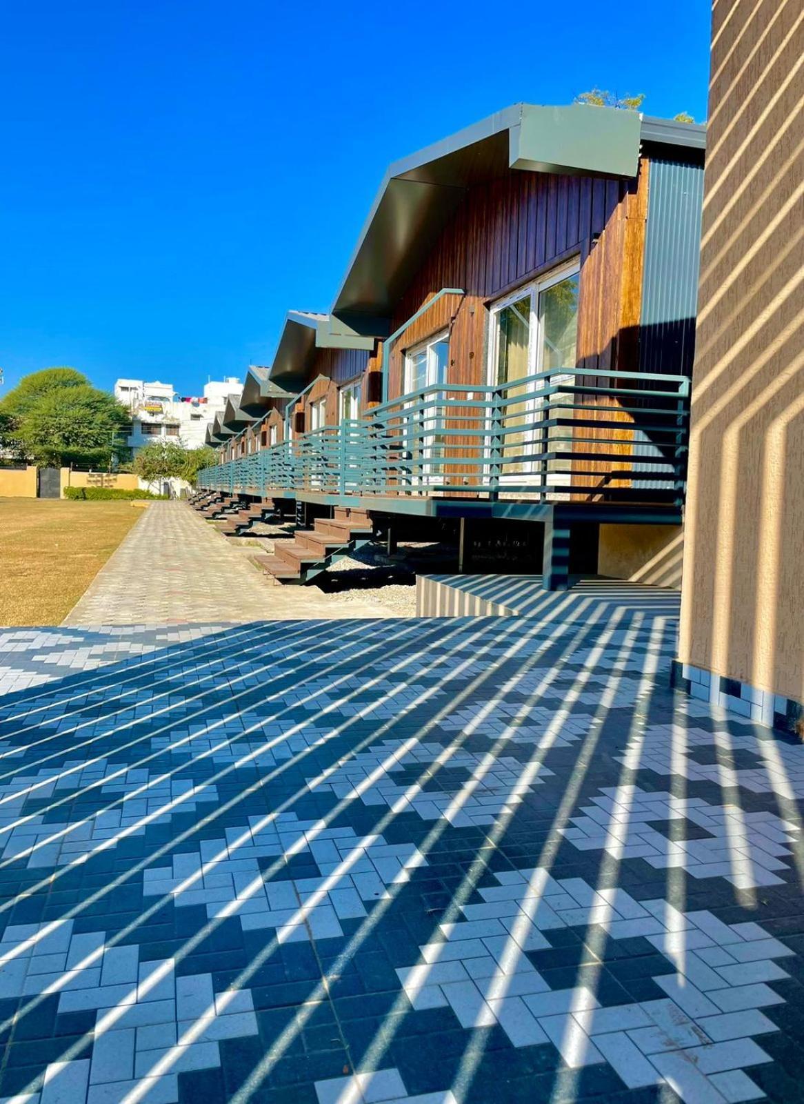 Hotel Vrindavan Greens