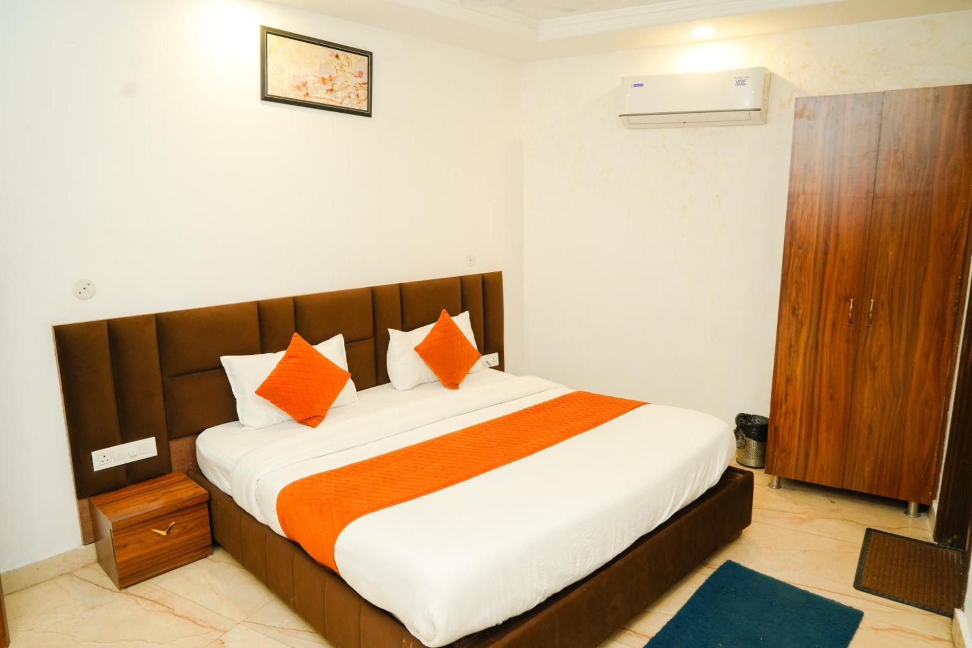 The Glance Inn Udaipur By Naina Staycation - Rooftop Swimming Pool ! Prime Location ! Most Awarded ! Big Parking ! * Udaipur