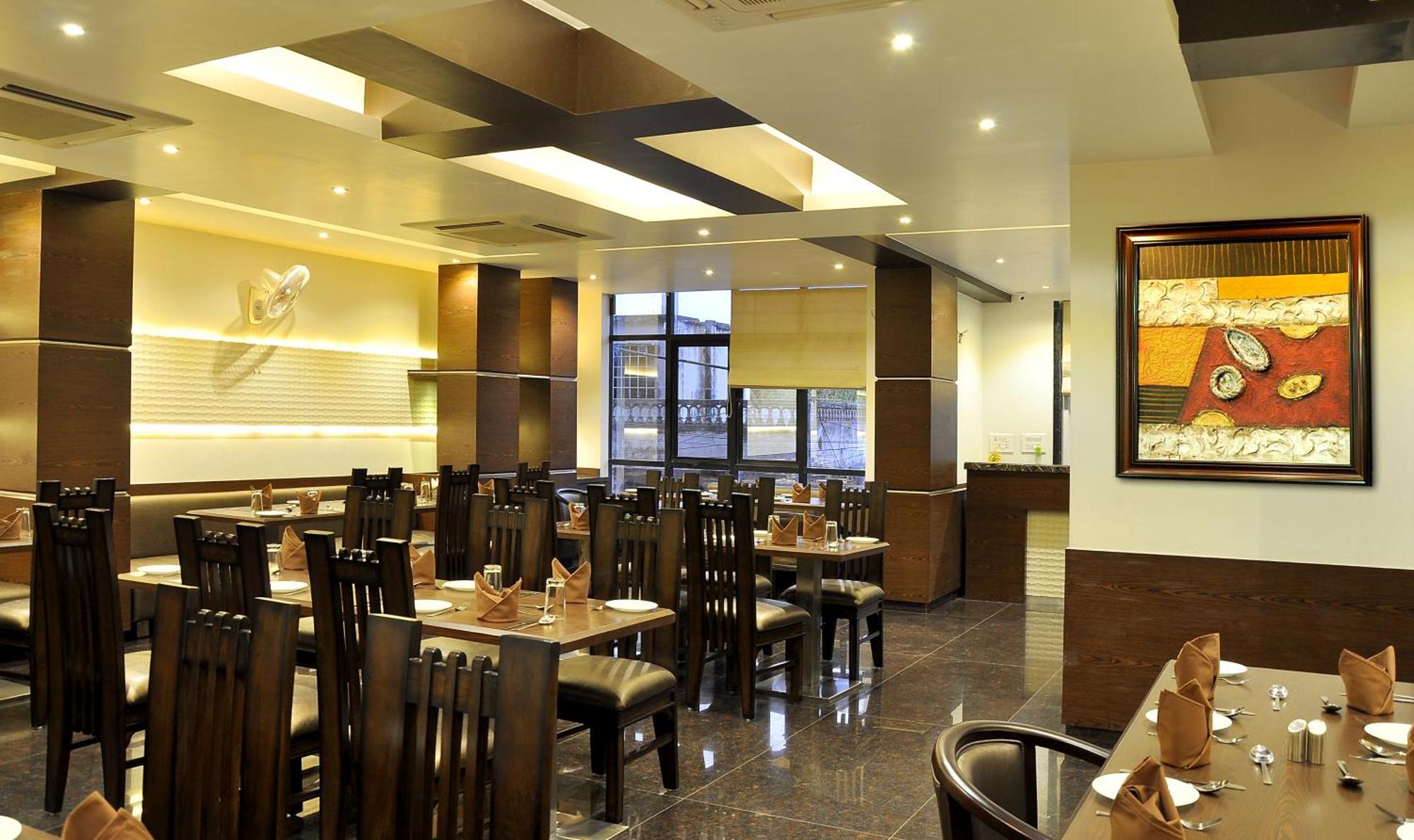 The Glance Inn Udaipur By Naina Staycation - Rooftop Swimming Pool ! Prime Location ! Most Awarded ! Big Parking ! *