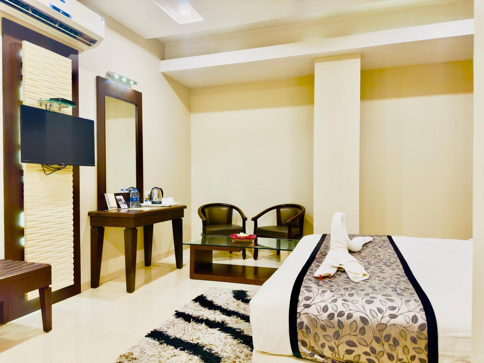 The Glance Inn Udaipur By Naina Staycation - Rooftop Swimming Pool ! Prime Location ! Most Awarded ! Big Parking ! *