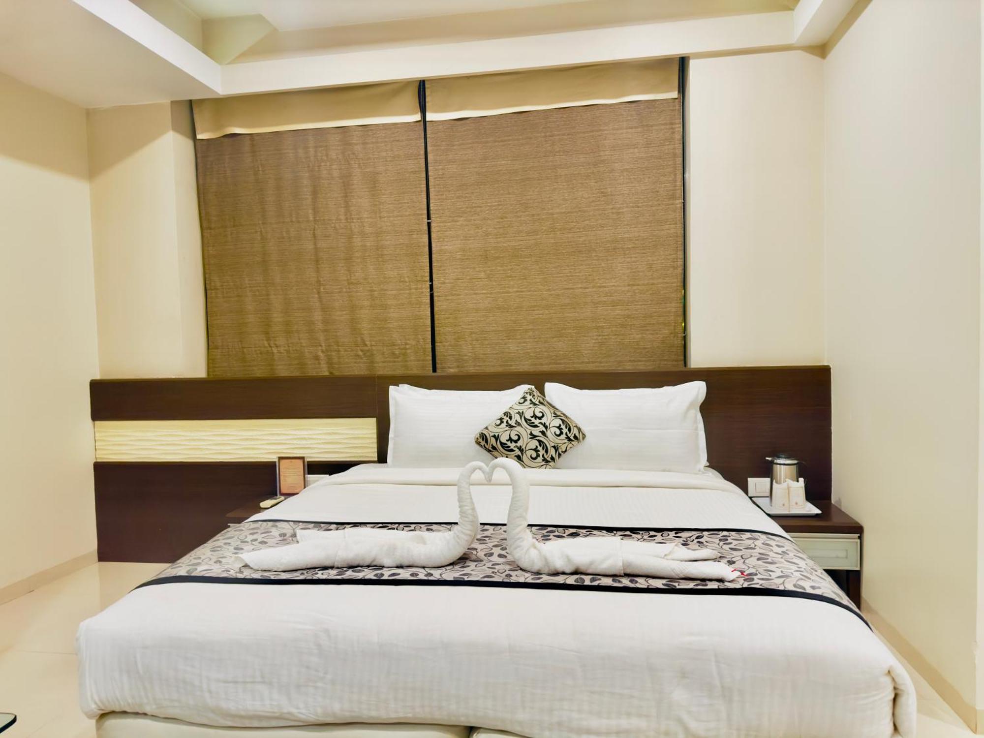 Hotel The Glance Inn Udaipur By Naina Staycation - Rooftop Swimming Pool ! Prime Location ! Most Awarded ! Big Parking ! *