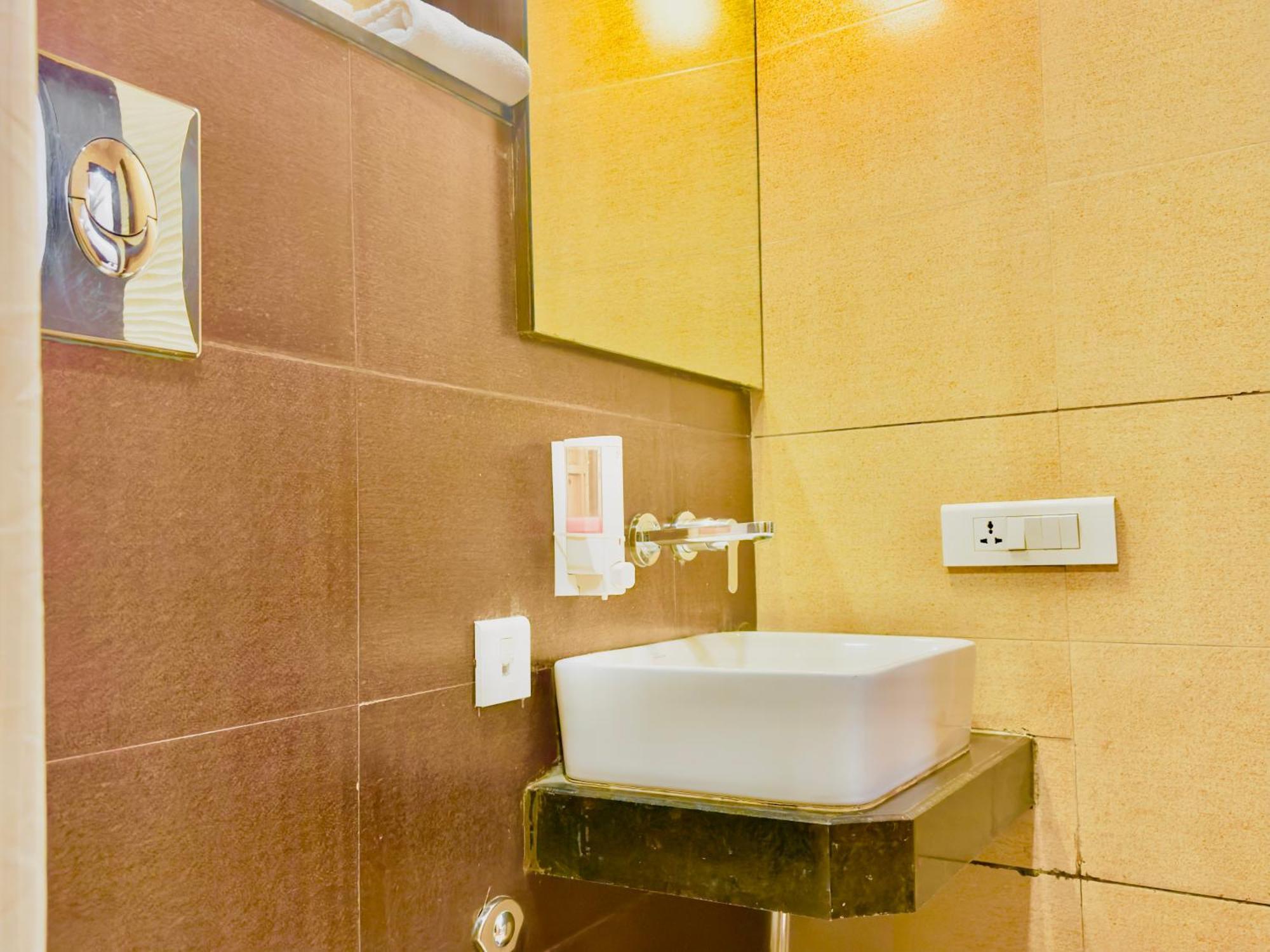 The Glance Inn Udaipur By Naina Staycation - Rooftop Swimming Pool ! Prime Location ! Most Awarded ! Big Parking ! Hotel Udaipur