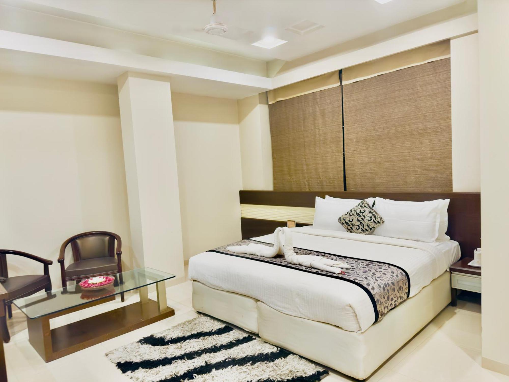 The Glance Inn Udaipur By Naina Staycation - Rooftop Swimming Pool ! Prime Location ! Most Awarded ! Big Parking ! * Udaipur