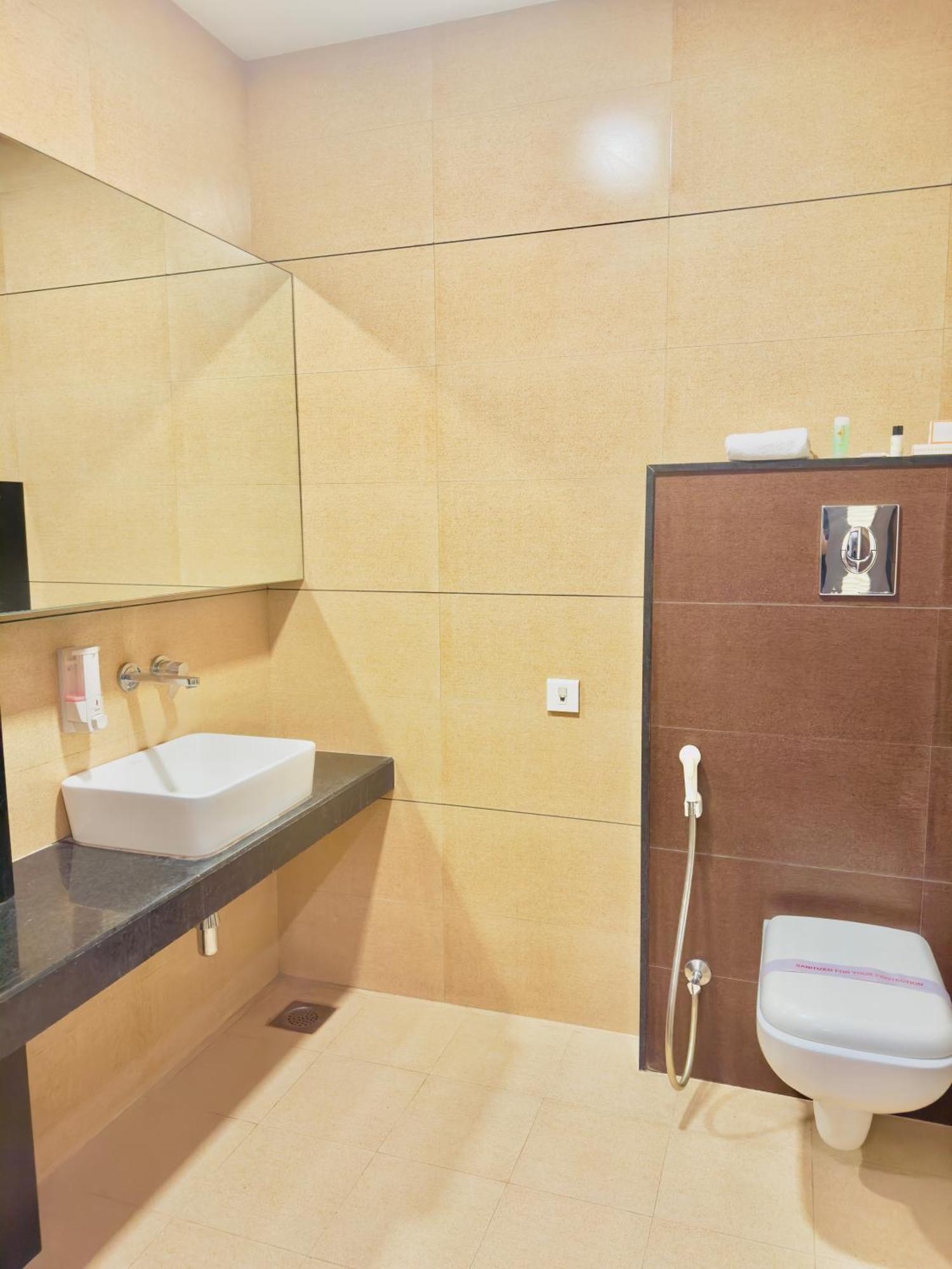 Hotel The Glance Inn Udaipur By Naina Staycation - Rooftop Swimming Pool ! Prime Location ! Most Awarded ! Big Parking ! *