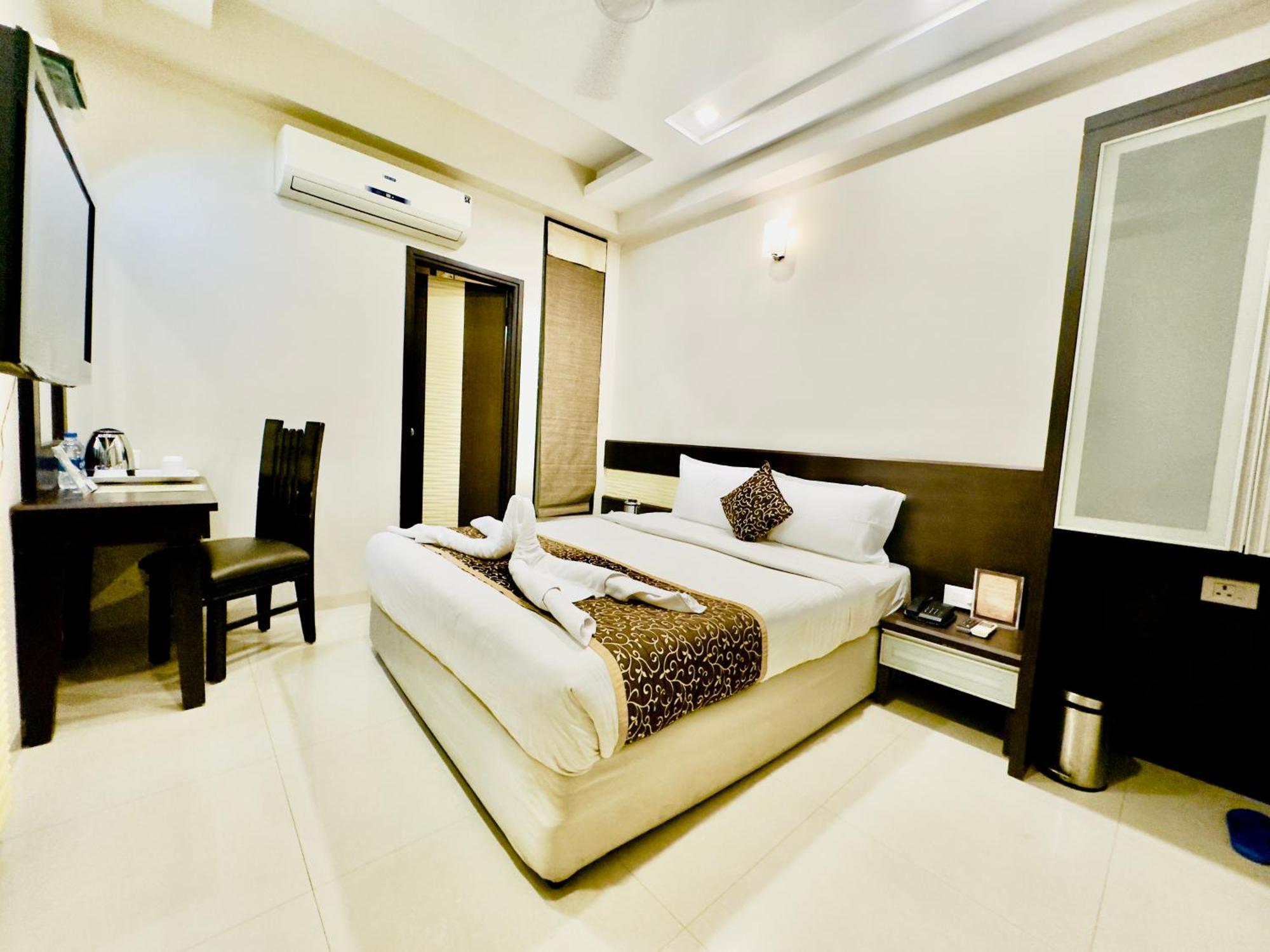 The Glance Inn Udaipur By Naina Staycation - Rooftop Swimming Pool ! Prime Location ! Most Awarded ! Big Parking ! *