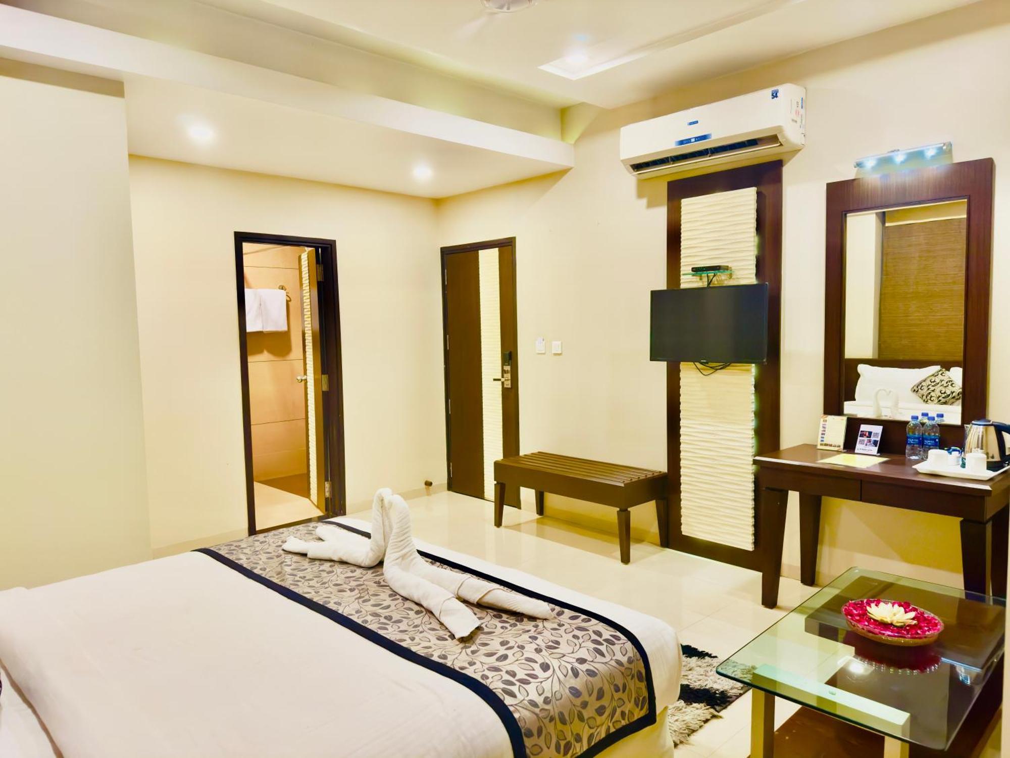 The Glance Inn Udaipur By Naina Staycation - Rooftop Swimming Pool ! Prime Location ! Most Awarded ! Big Parking ! * Udaipur