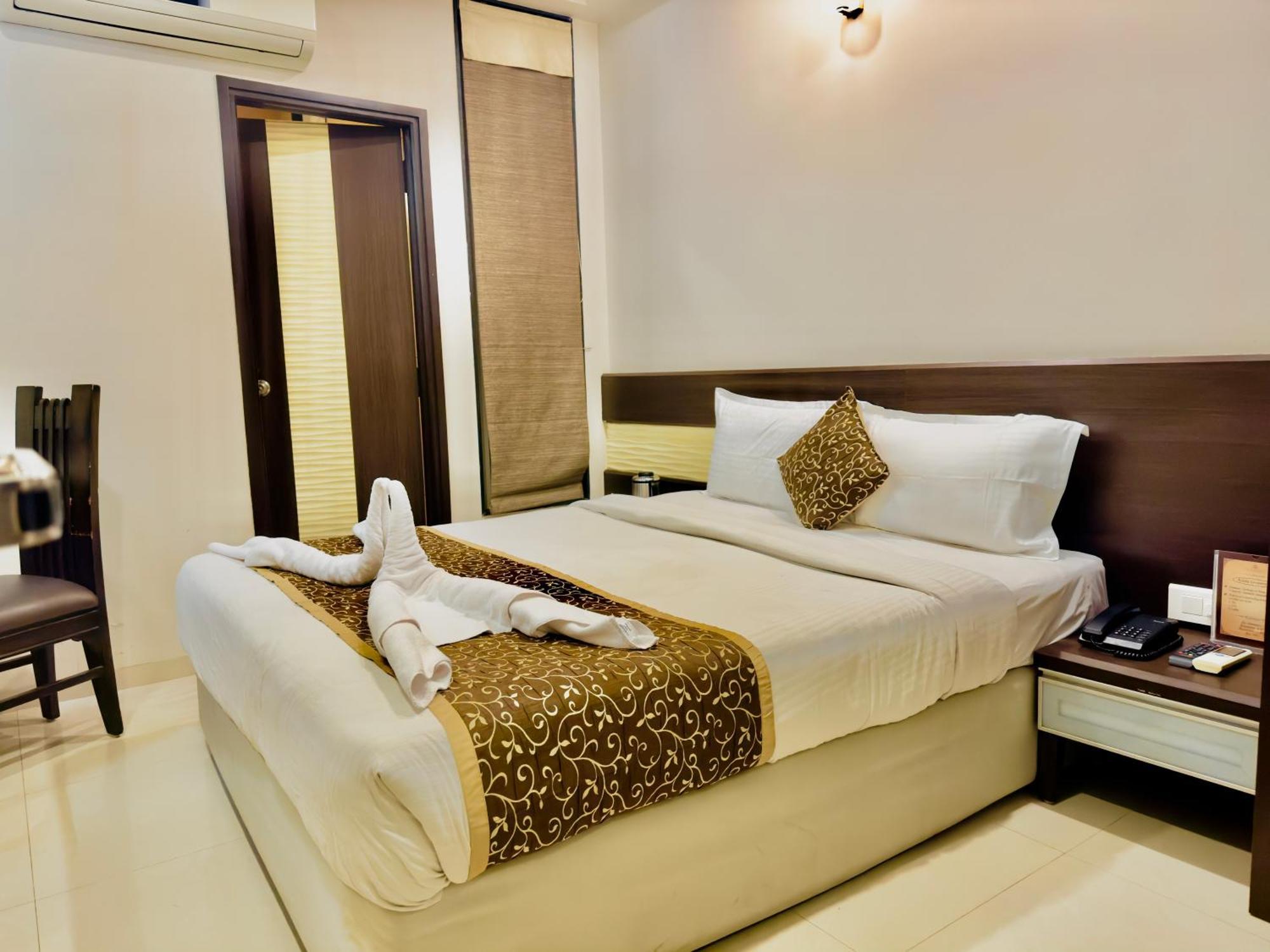 The Glance Inn Udaipur By Naina Staycation - Rooftop Swimming Pool ! Prime Location ! Most Awarded ! Big Parking !