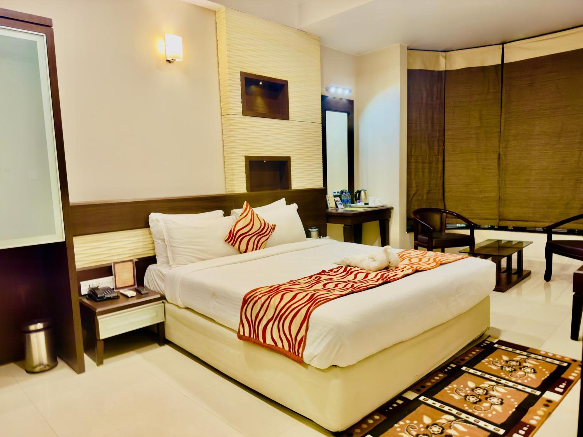 Hotel The Glance Inn Udaipur By Naina Staycation - Rooftop Swimming Pool ! Prime Location ! Most Awarded ! Big Parking ! *