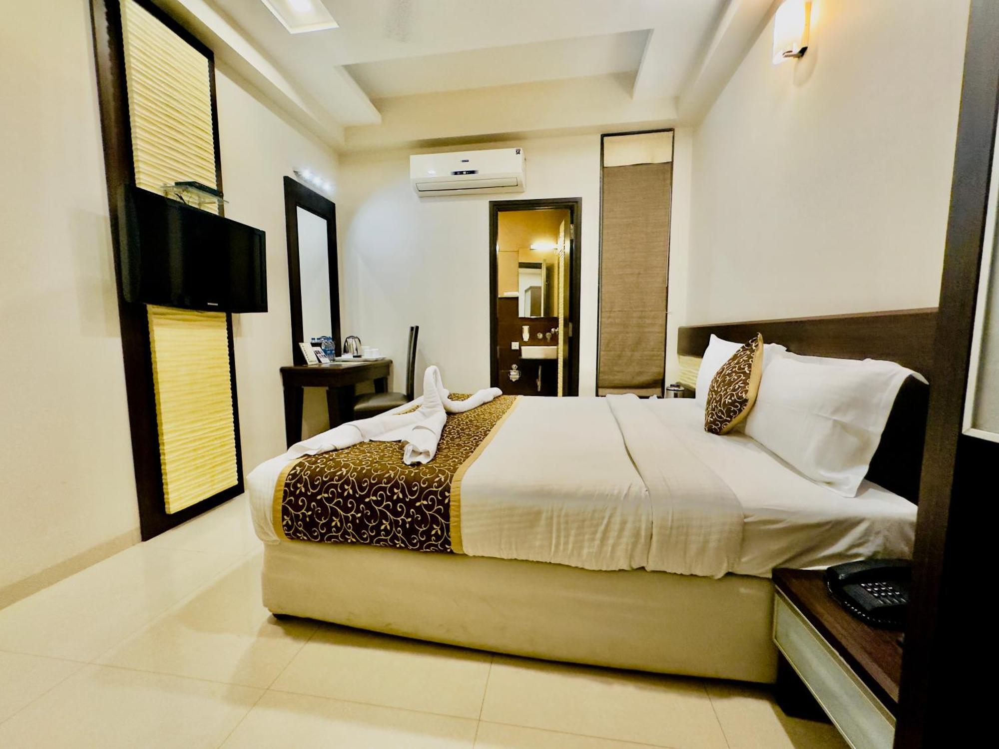 The Glance Inn Udaipur By Naina Staycation - Rooftop Swimming Pool ! Prime Location ! Most Awarded ! Big Parking ! Hotel Udaipur