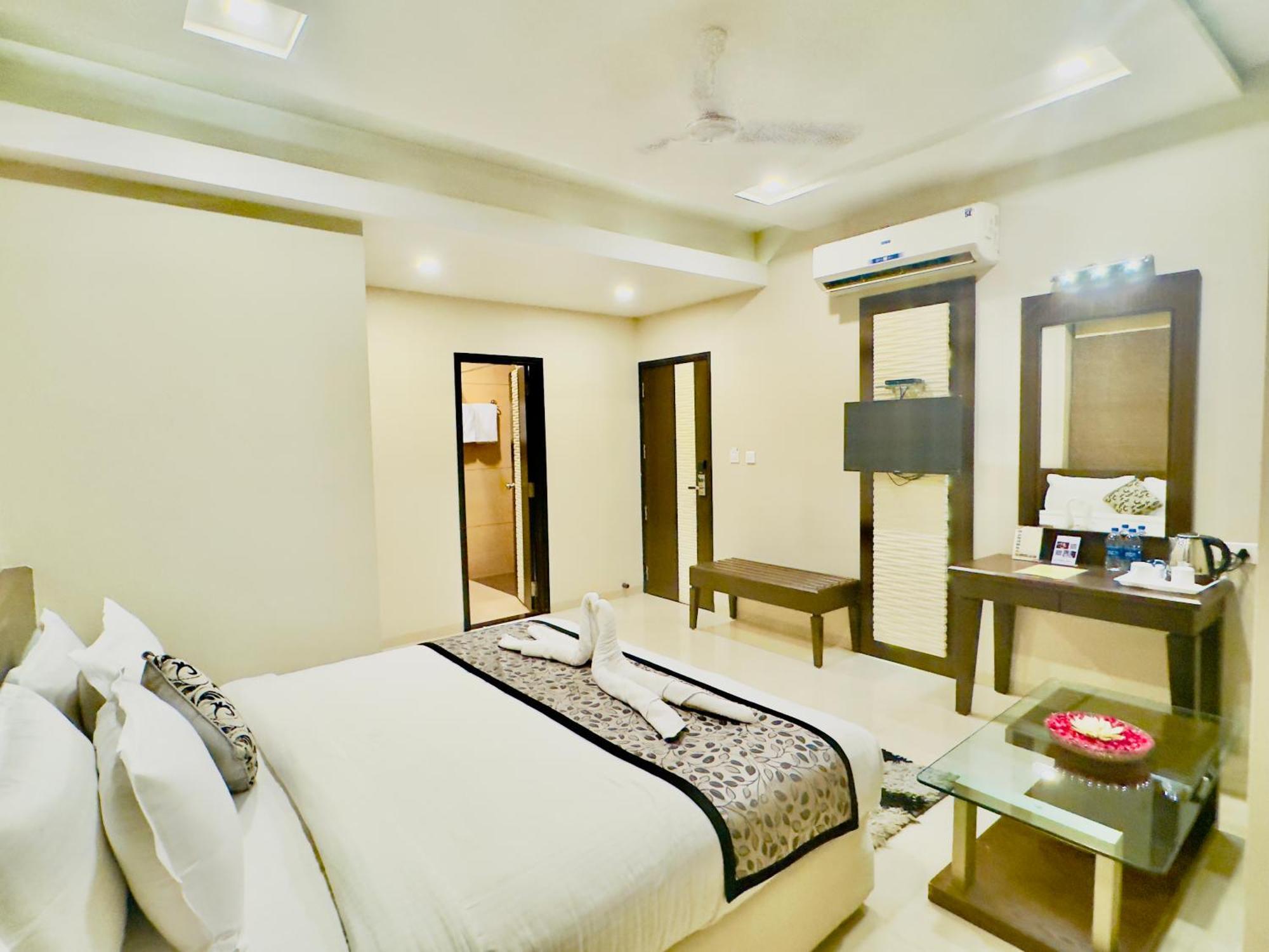 The Glance Inn Udaipur By Naina Staycation - Rooftop Swimming Pool ! Prime Location ! Most Awarded ! Big Parking ! * Udaipur