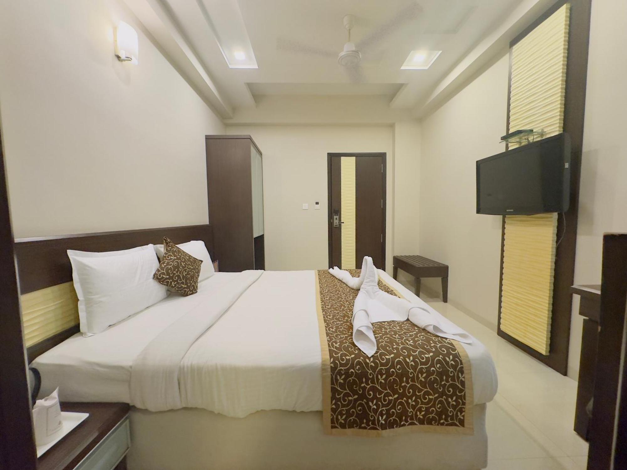 Hotel The Glance Inn Udaipur By Naina Staycation - Rooftop Swimming Pool ! Prime Location ! Most Awarded ! Big Parking !