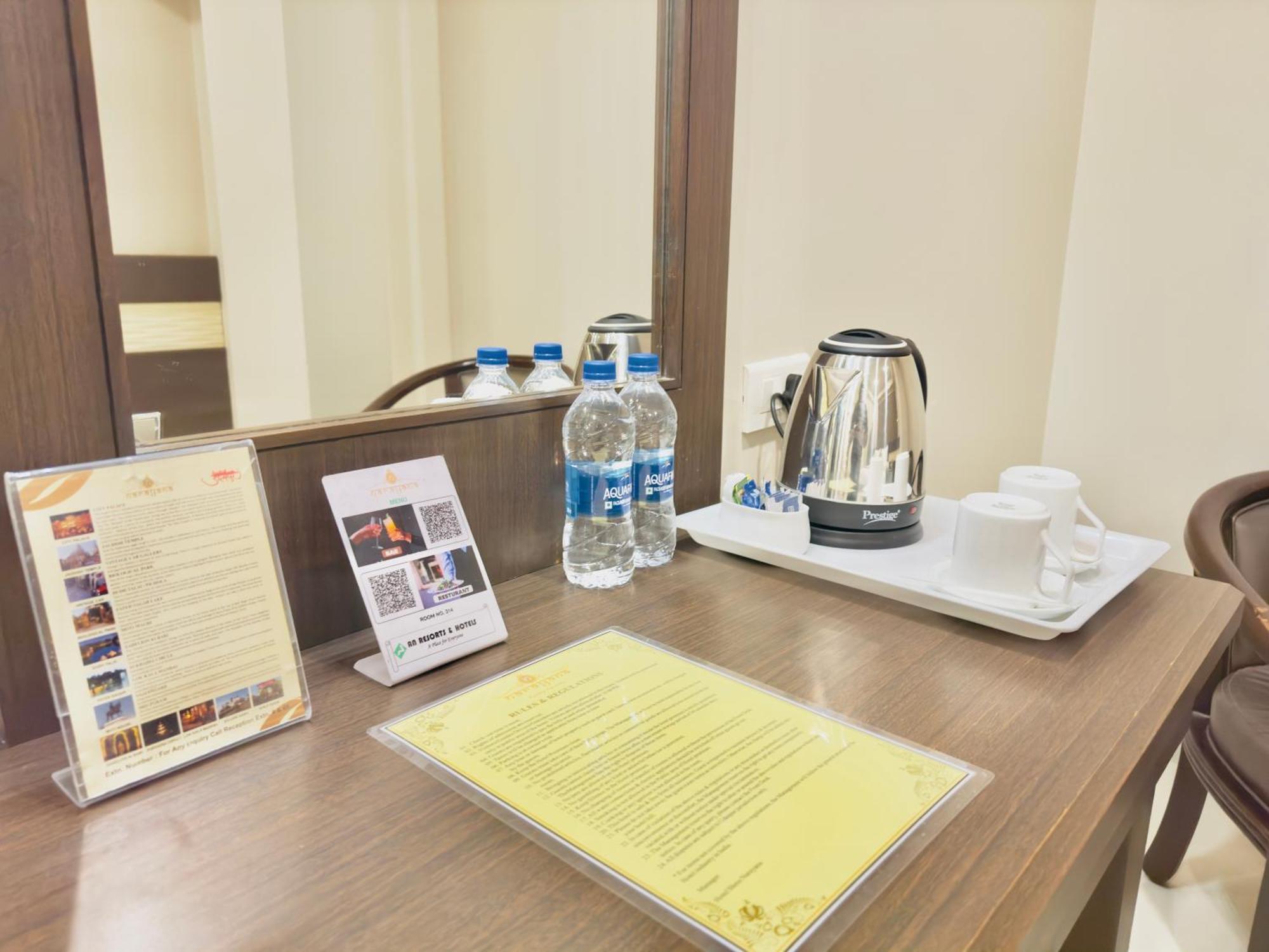 The Glance Inn Udaipur By Naina Staycation - Rooftop Swimming Pool ! Prime Location ! Most Awarded ! Big Parking ! Hotel *