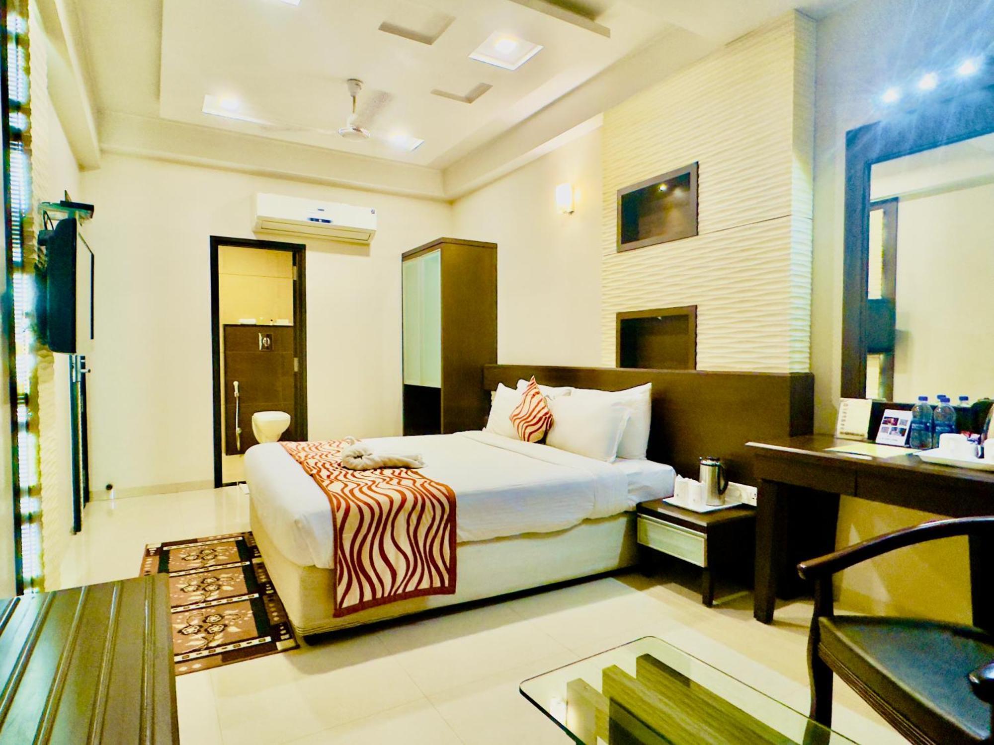 The Glance Inn Udaipur By Naina Staycation - Rooftop Swimming Pool ! Prime Location ! Most Awarded ! Big Parking ! * Udaipur