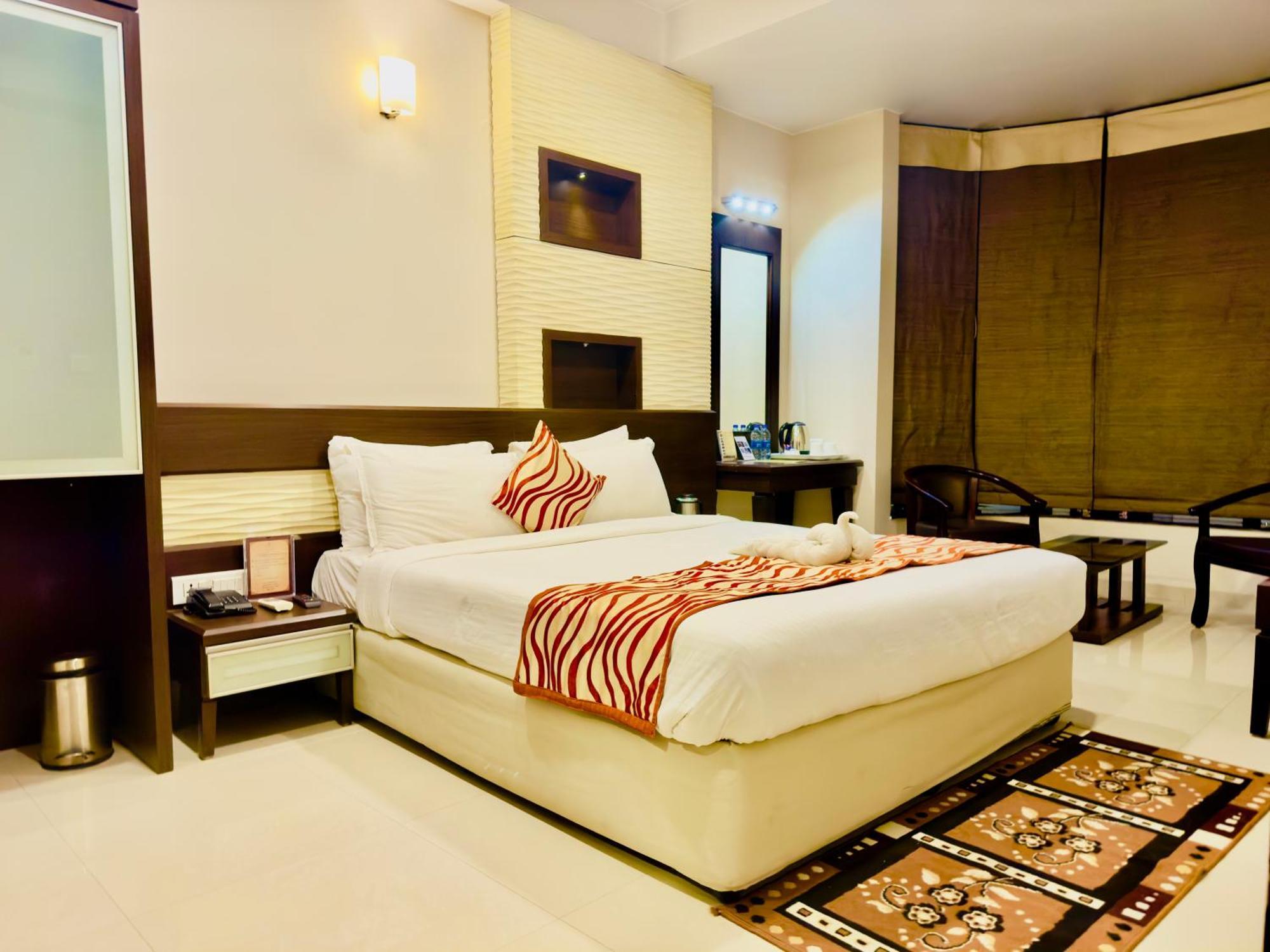 Hotel The Glance Inn Udaipur By Naina Staycation - Rooftop Swimming Pool ! Prime Location ! Most Awarded ! Big Parking !