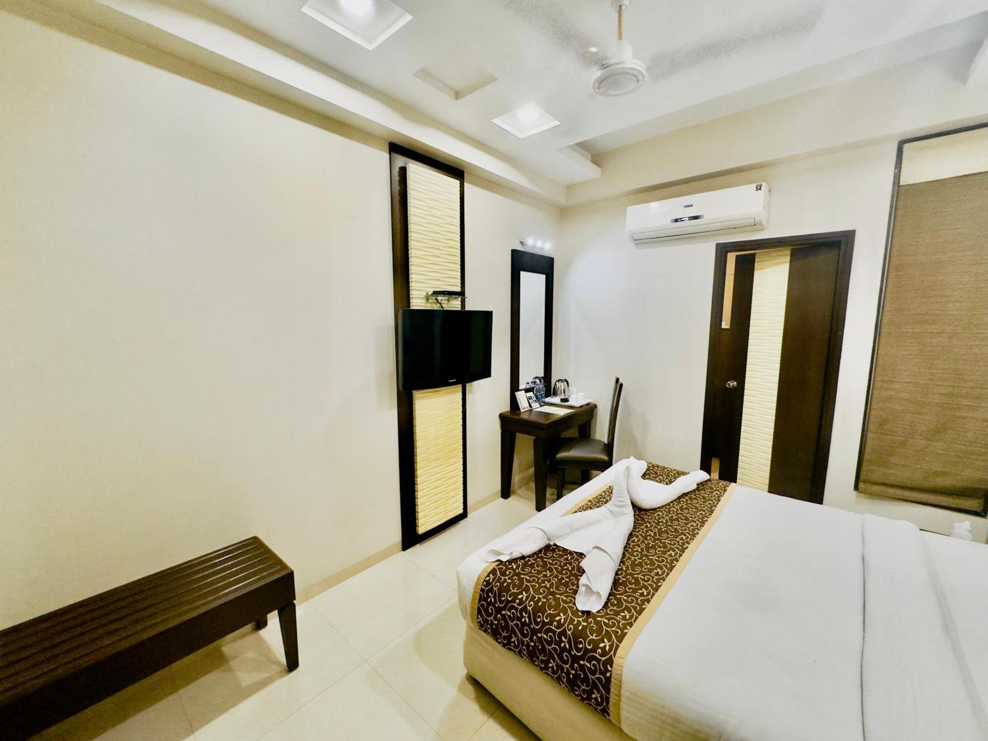 Hotel The Glance Inn Udaipur By Naina Staycation - Rooftop Swimming Pool ! Prime Location ! Most Awarded ! Big Parking ! Udaipur