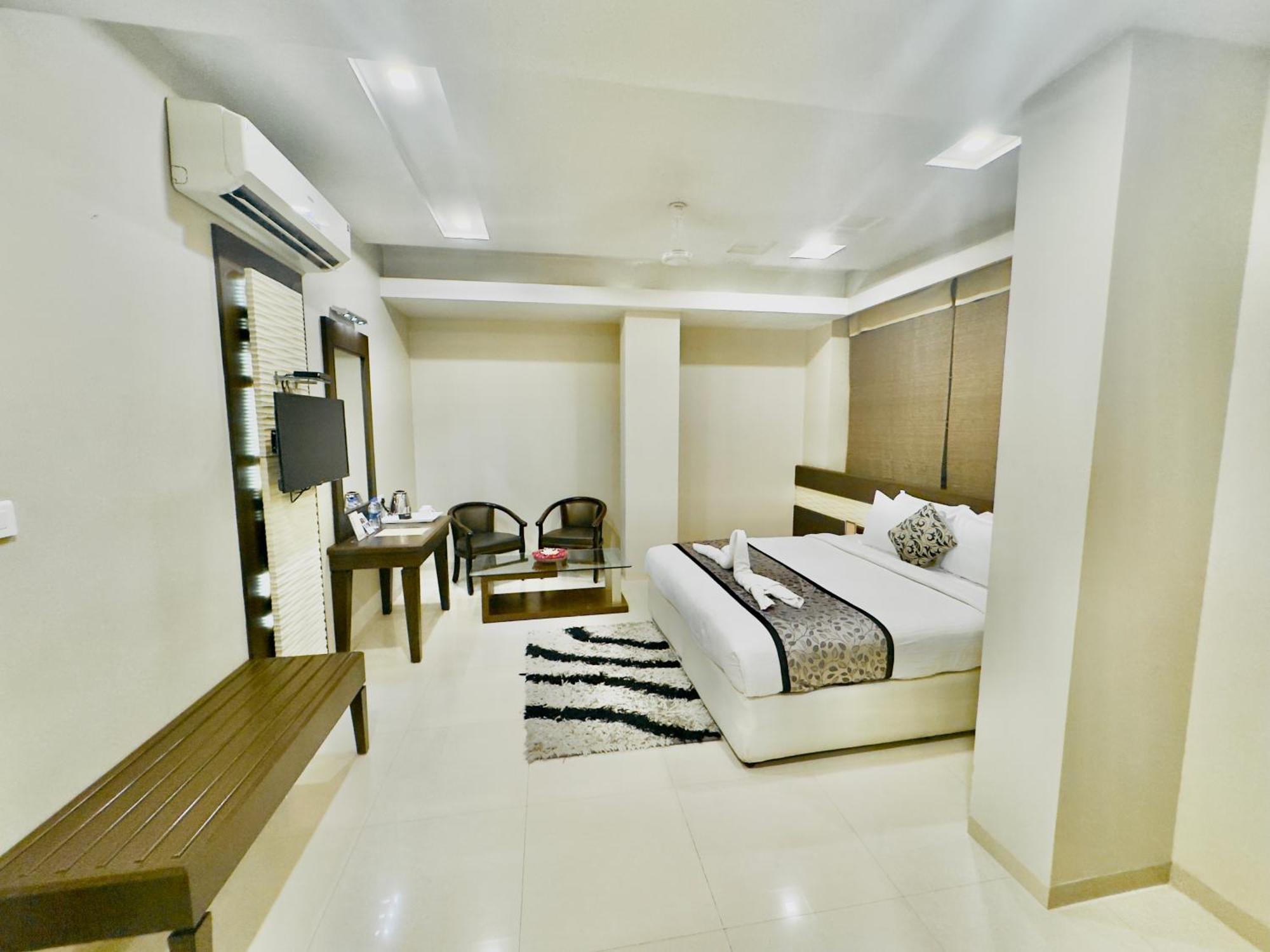 The Glance Inn Udaipur By Naina Staycation - Rooftop Swimming Pool ! Prime Location ! Most Awarded ! Big Parking ! *
