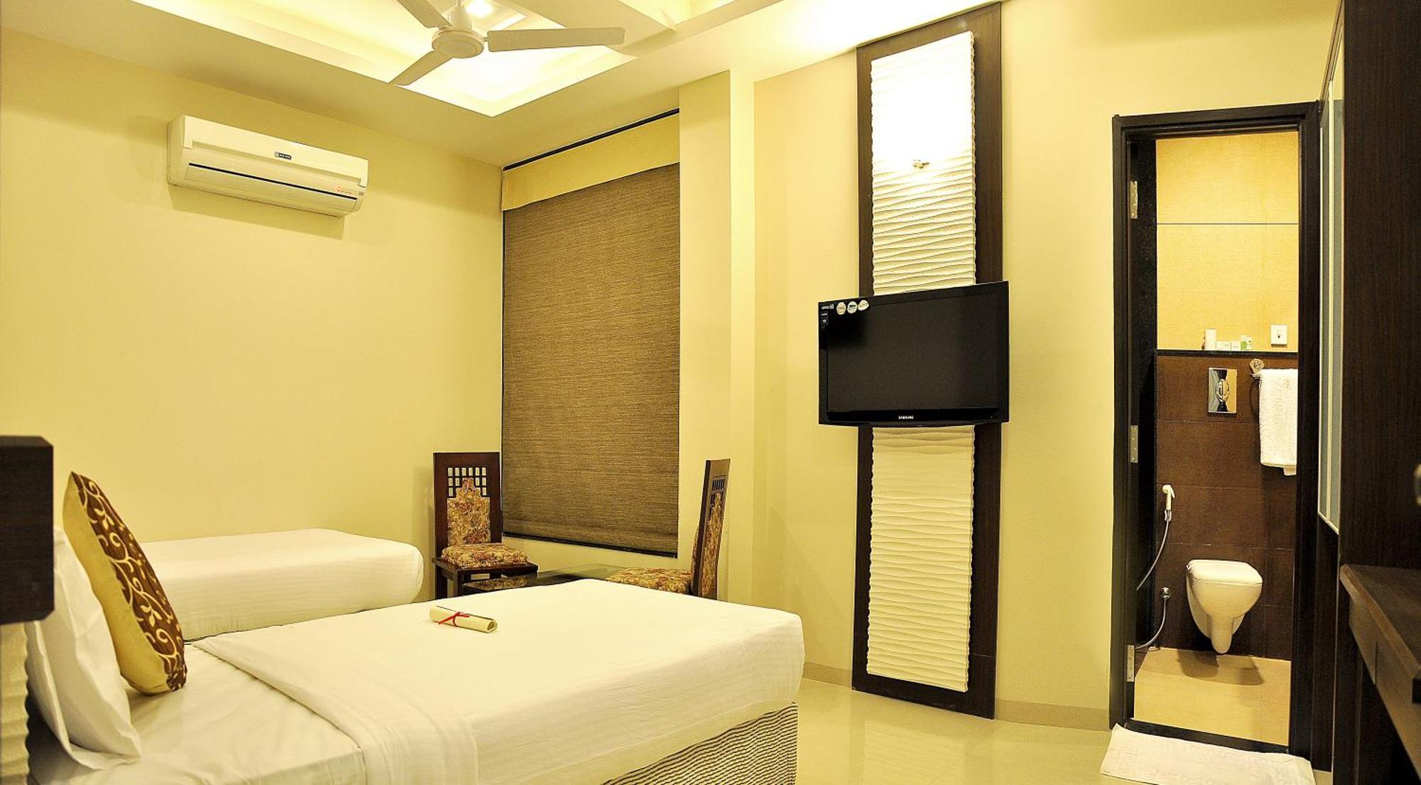 The Glance Inn Udaipur By Naina Staycation - Rooftop Swimming Pool ! Prime Location ! Most Awarded ! Big Parking !