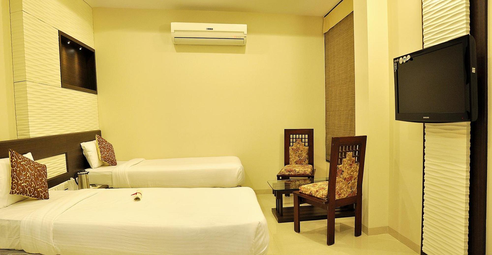 The Glance Inn Udaipur By Naina Staycation - Rooftop Swimming Pool ! Prime Location ! Most Awarded ! Big Parking !