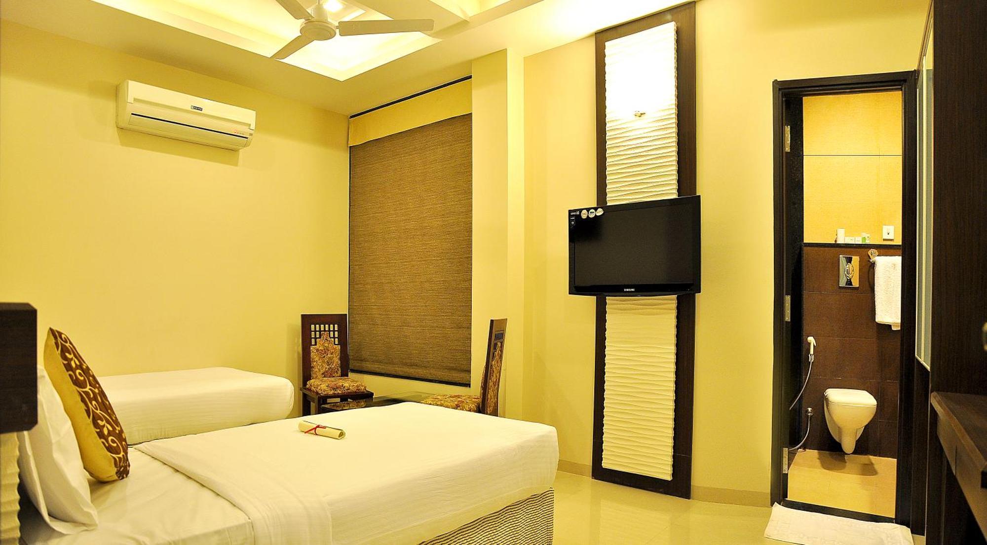 Hotel The Glance Inn Udaipur By Naina Staycation - Rooftop Swimming Pool ! Prime Location ! Most Awarded ! Big Parking ! *