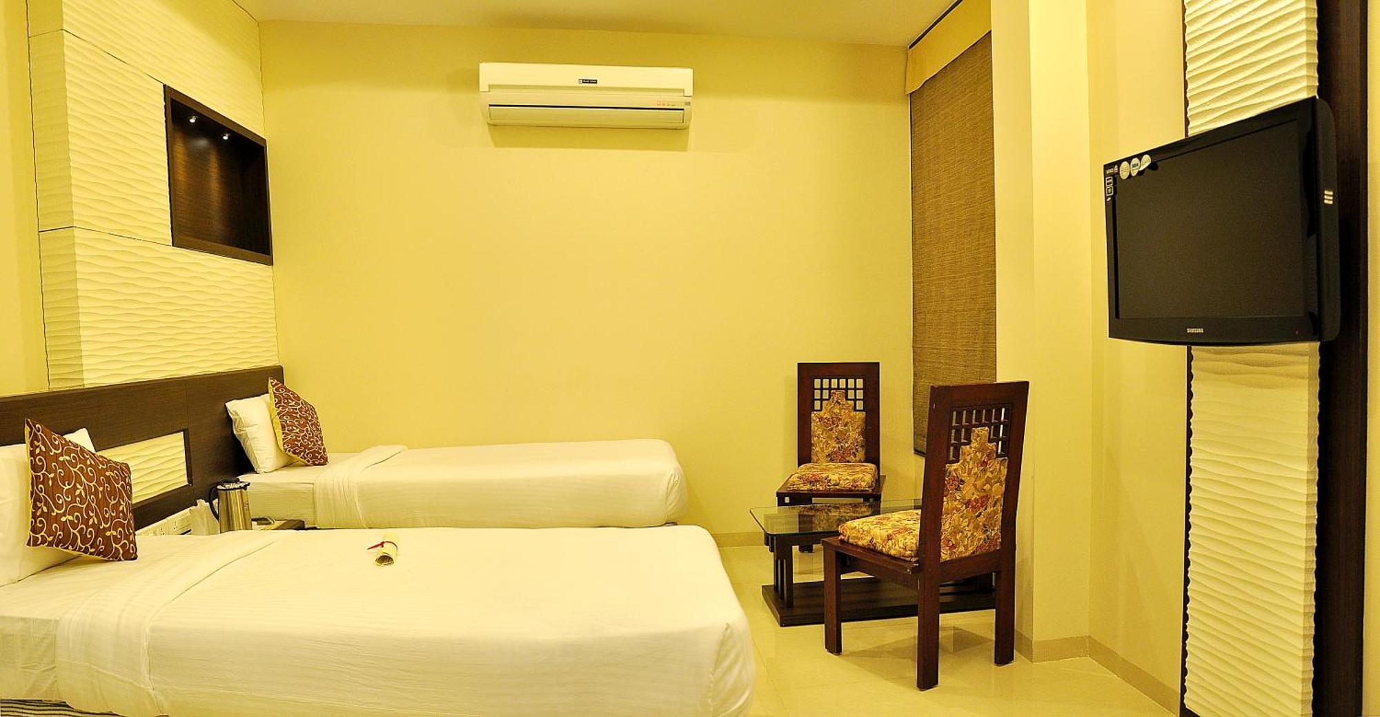 The Glance Inn Udaipur By Naina Staycation - Rooftop Swimming Pool ! Prime Location ! Most Awarded ! Big Parking ! Udaipur