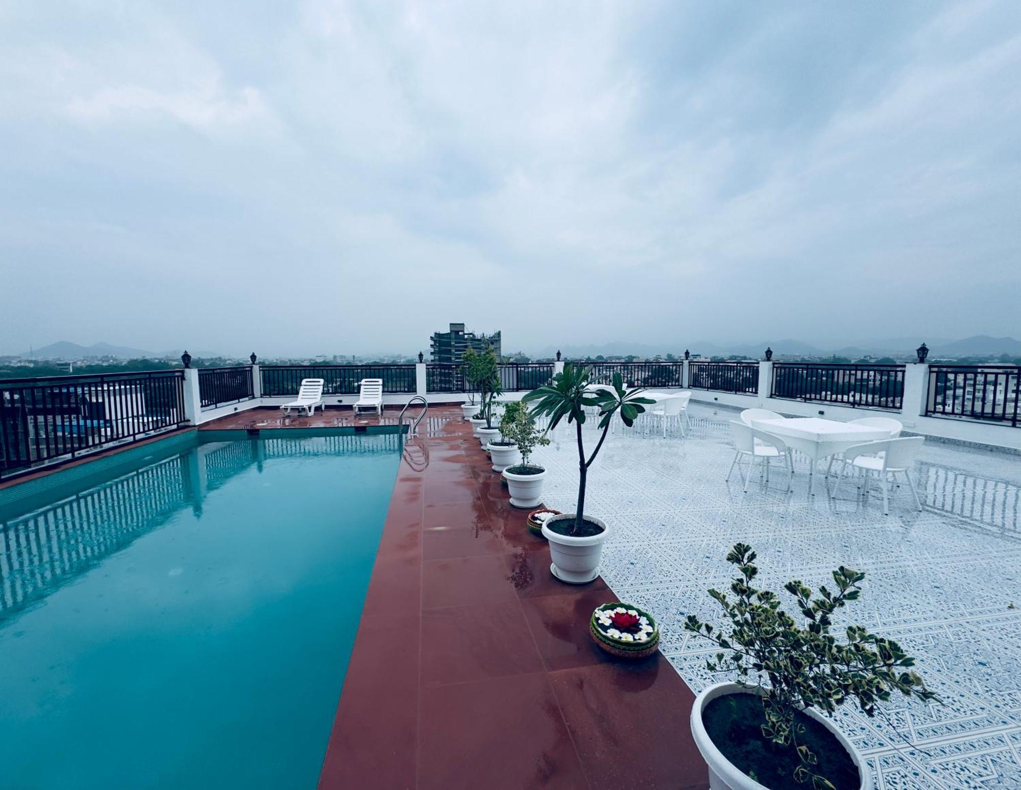 The Glance Inn Udaipur By Naina Staycation - Rooftop Swimming Pool ! Prime Location ! Most Awarded ! Big Parking ! Hotel Udaipur