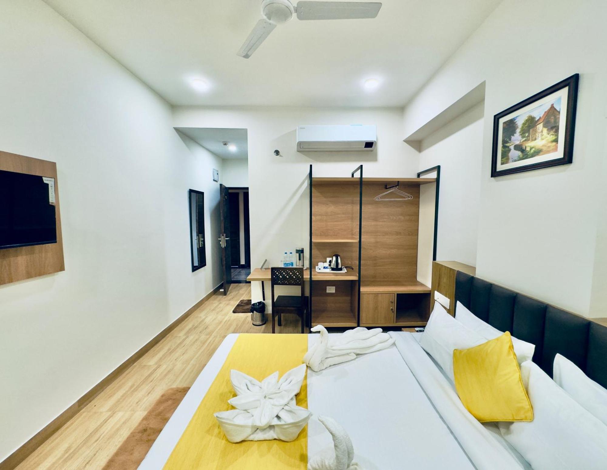 Hotel The Glance Inn Udaipur By Naina Staycation - Rooftop Swimming Pool ! Prime Location ! Most Awarded ! Big Parking ! *