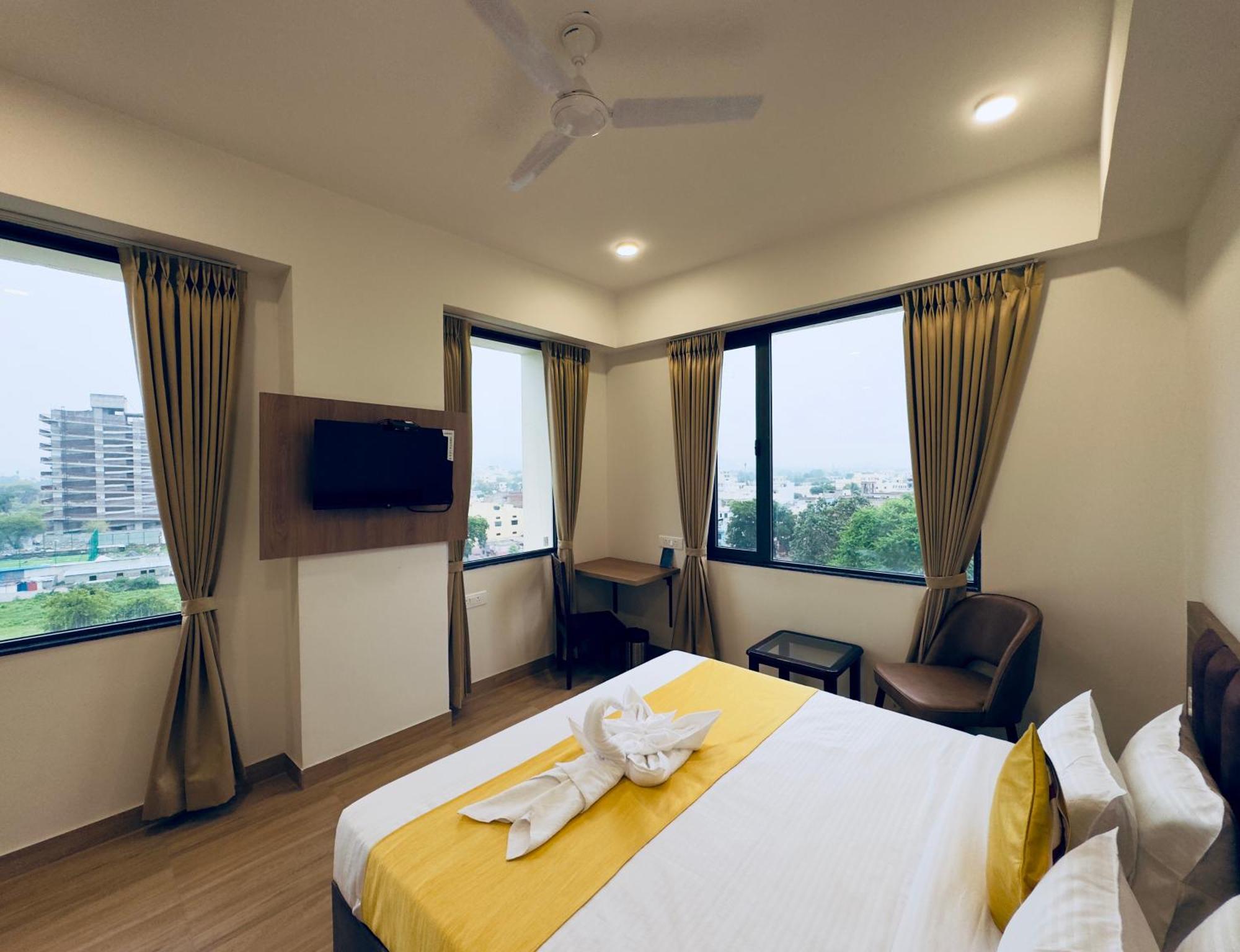 The Glance Inn Udaipur By Naina Staycation - Rooftop Swimming Pool ! Prime Location ! Most Awarded ! Big Parking ! Hotel