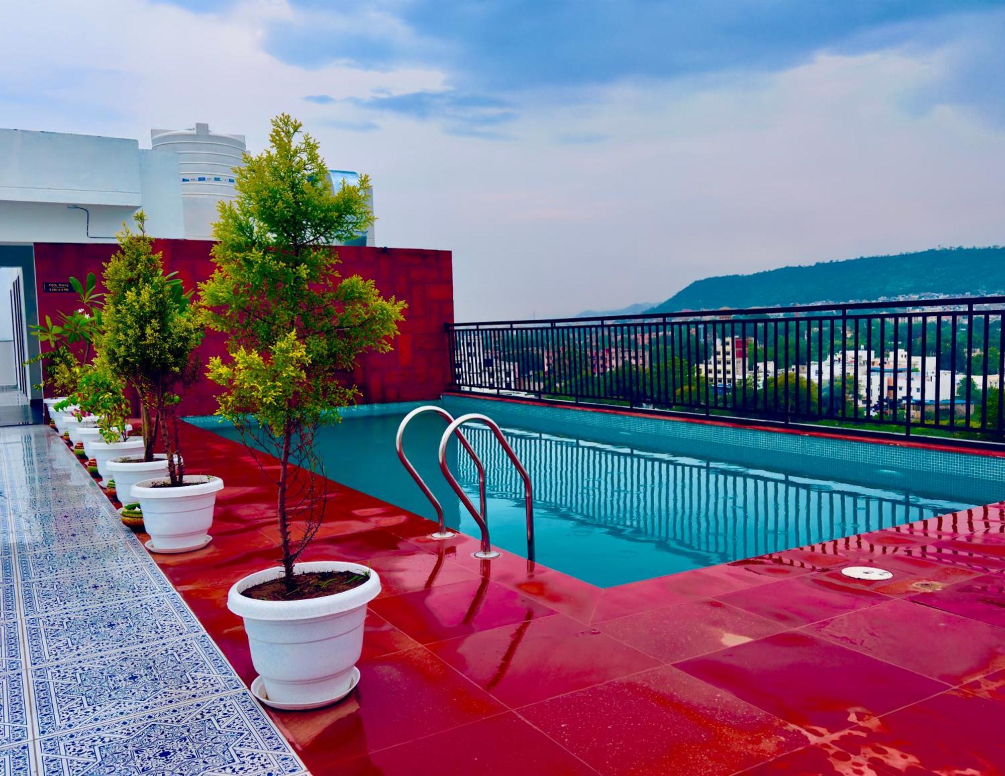The Glance Inn Udaipur By Naina Staycation - Rooftop Swimming Pool ! Prime Location ! Most Awarded ! Big Parking ! Hotel *