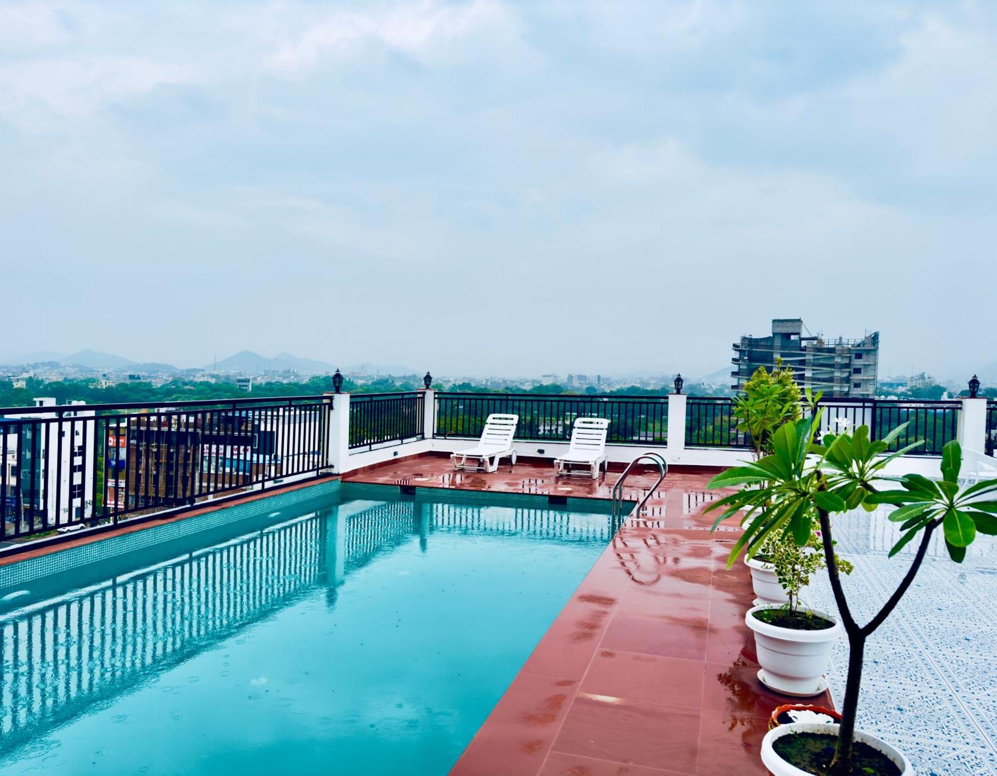 The Glance Inn Udaipur By Naina Staycation - Rooftop Swimming Pool ! Prime Location ! Most Awarded ! Big Parking ! Udaipur