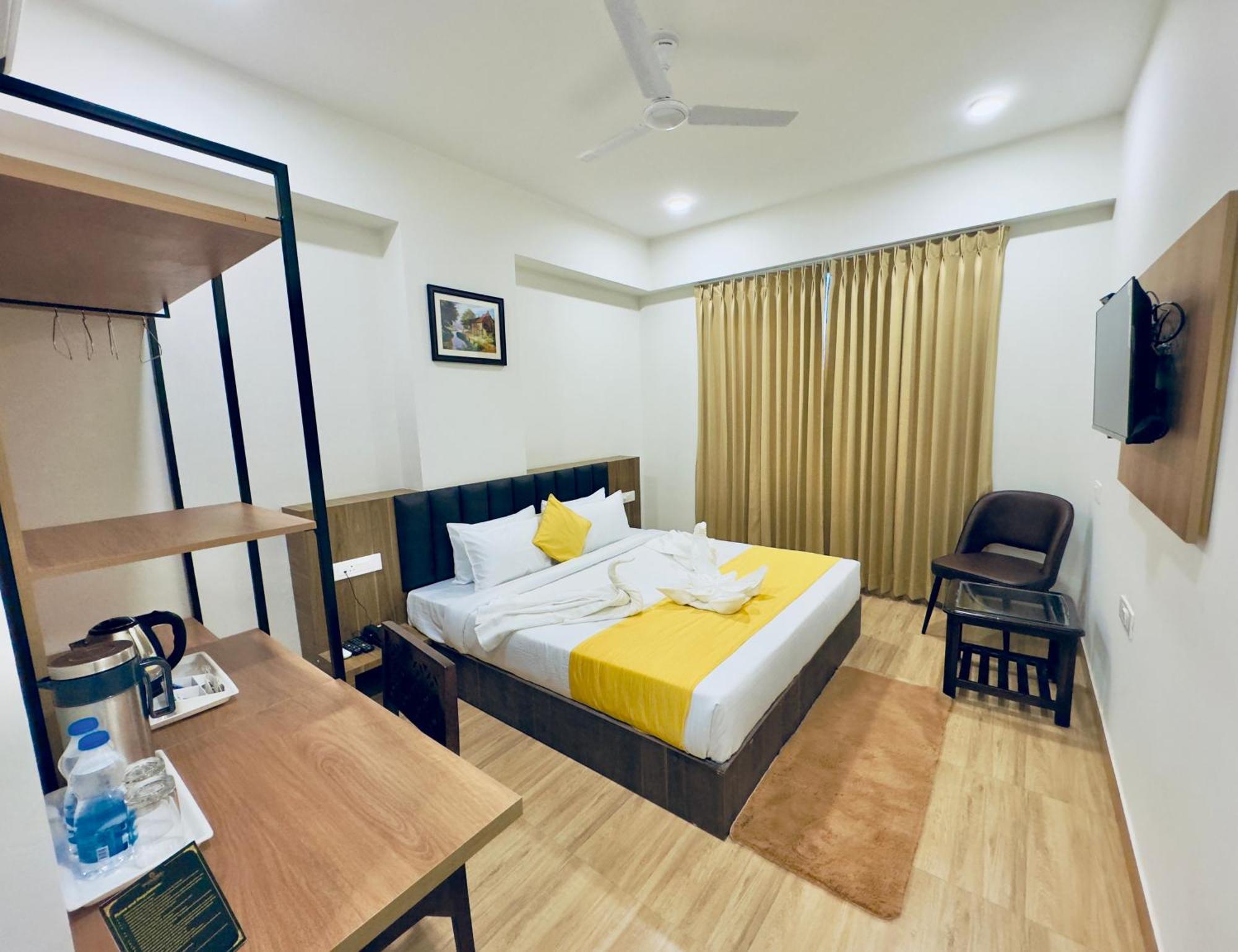 Hotel The Glance Inn Udaipur By Naina Staycation - Rooftop Swimming Pool ! Prime Location ! Most Awarded ! Big Parking ! *