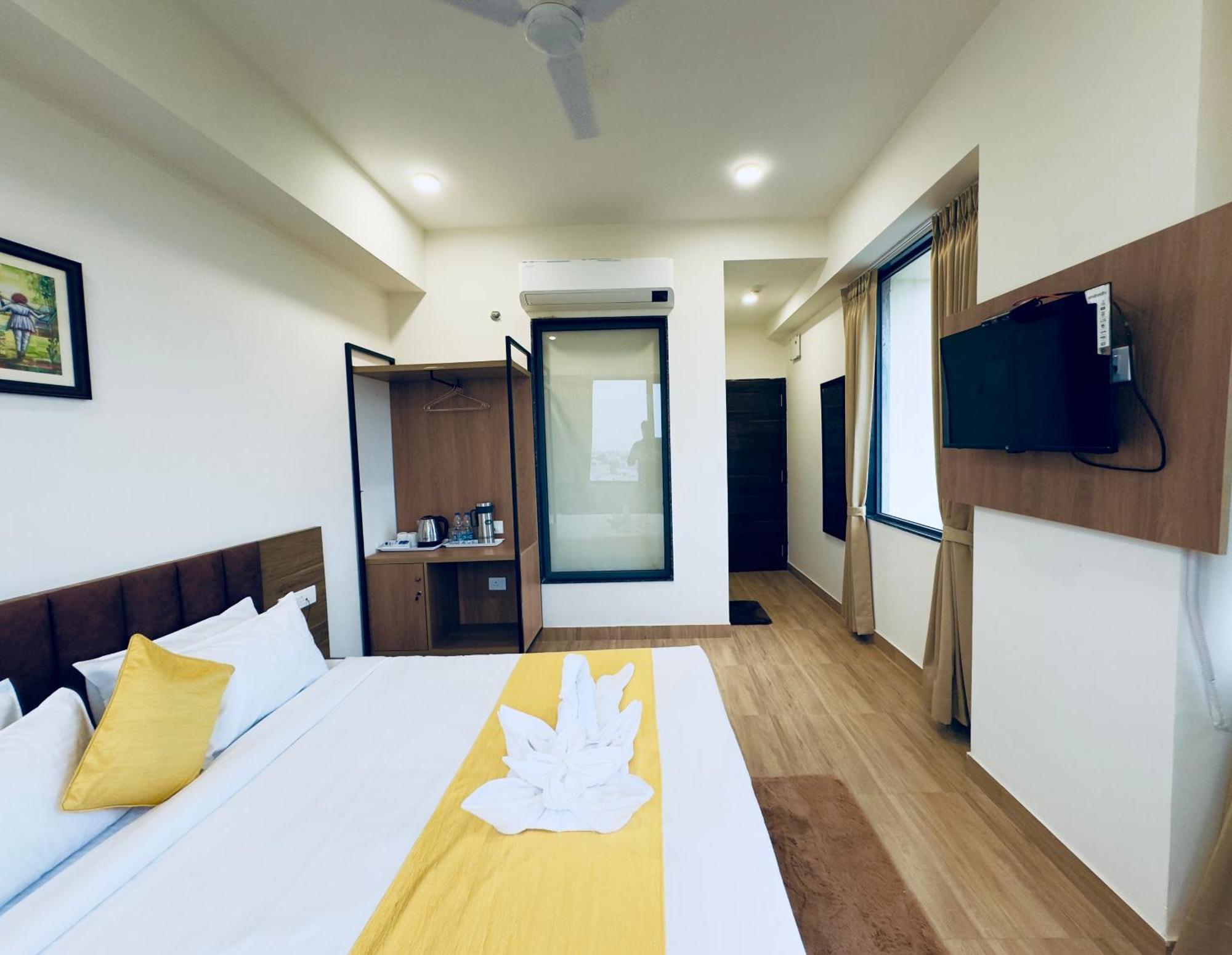 The Glance Inn Udaipur By Naina Staycation - Rooftop Swimming Pool ! Prime Location ! Most Awarded ! Big Parking ! Hotel