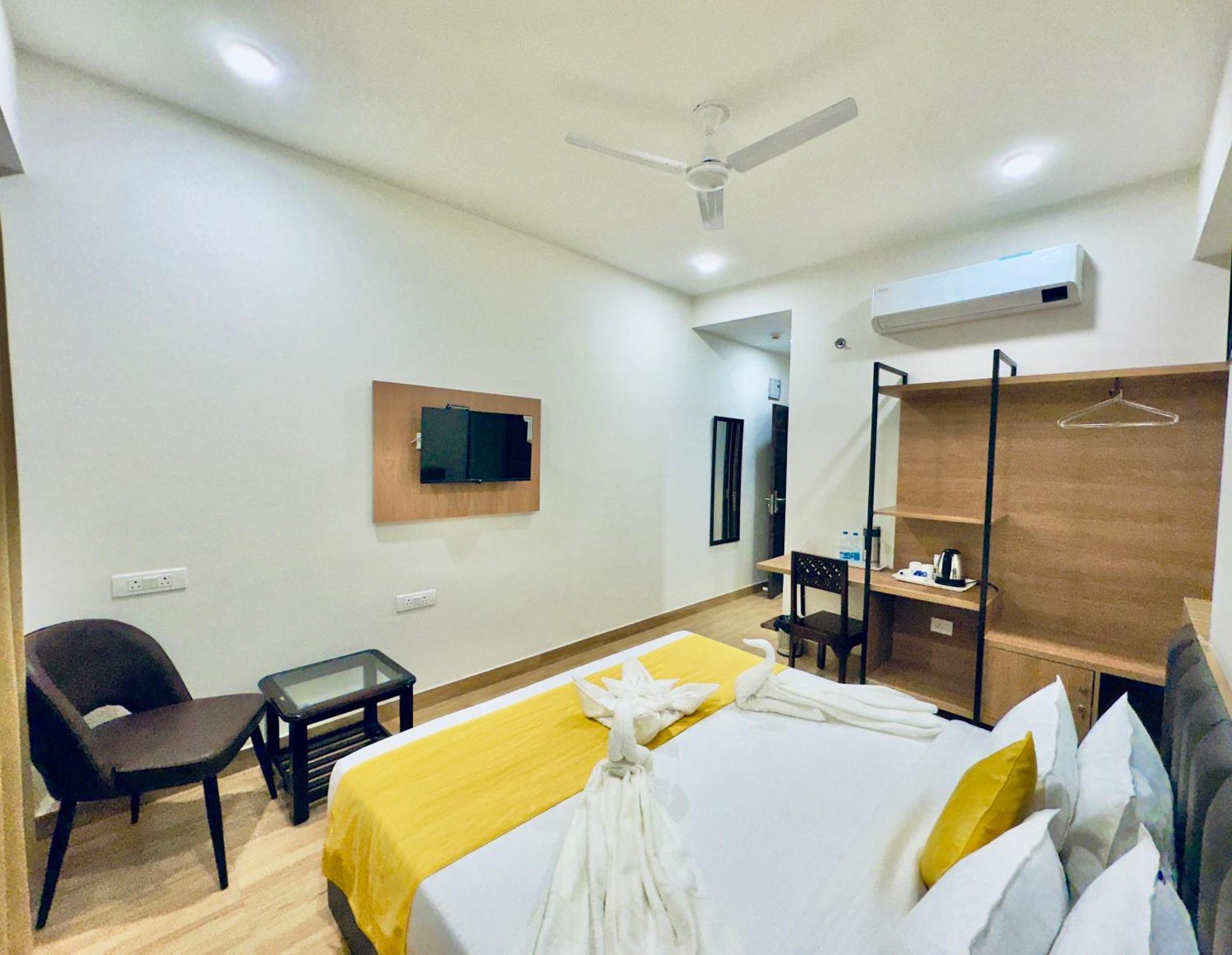 The Glance Inn Udaipur By Naina Staycation - Rooftop Swimming Pool ! Prime Location ! Most Awarded ! Big Parking ! Hotel *