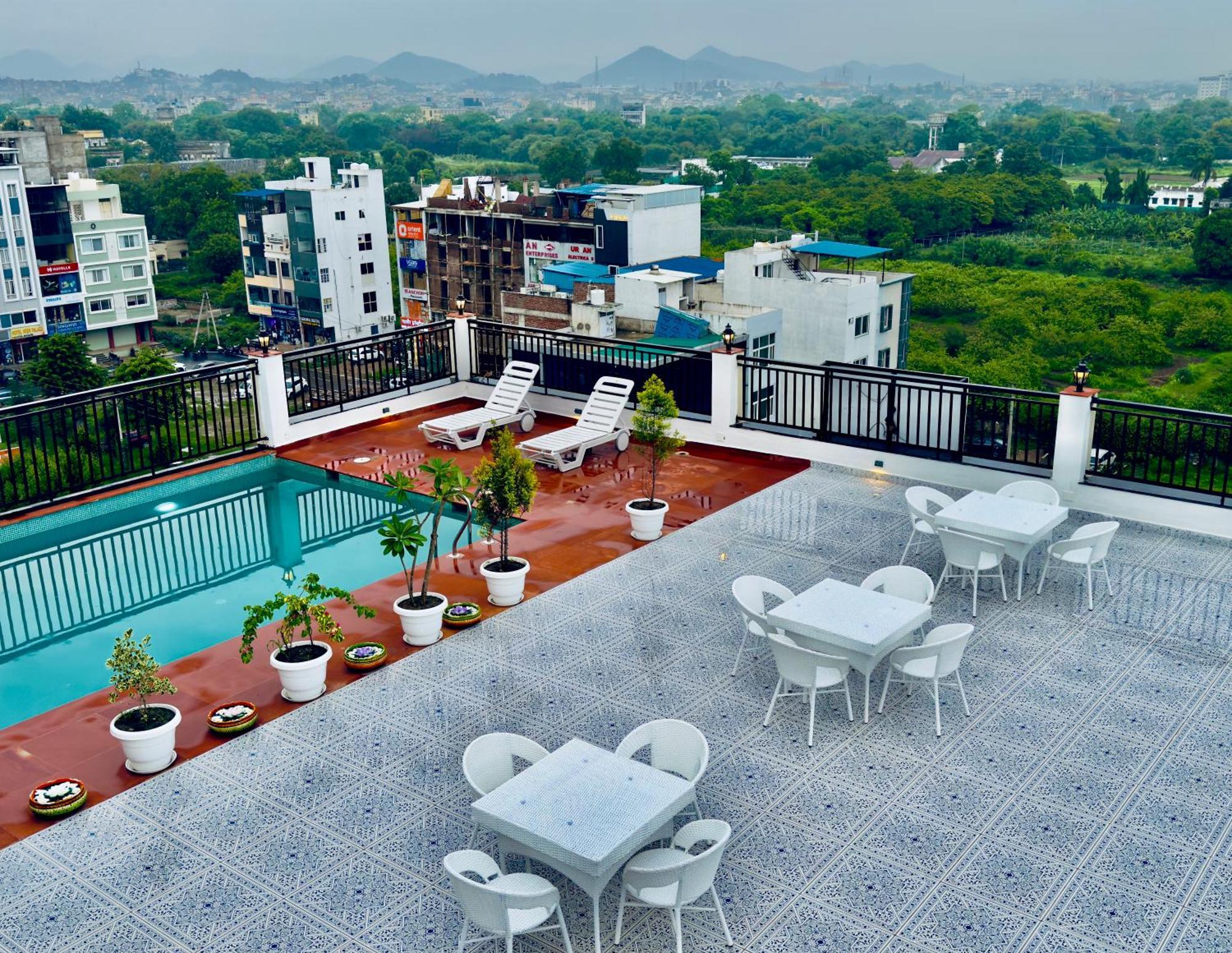 The Glance Inn Udaipur By Naina Staycation - Rooftop Swimming Pool ! Prime Location ! Most Awarded ! Big Parking ! Hotel Udaipur