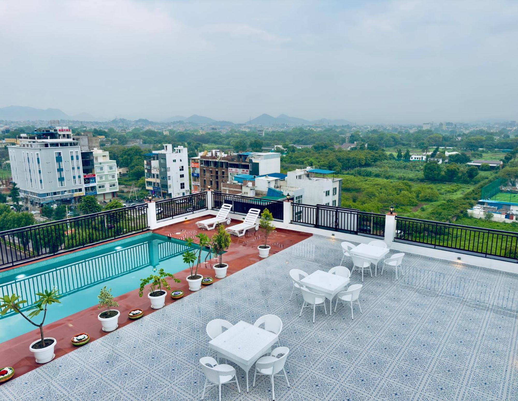 Hotel The Glance Inn Udaipur By Naina Staycation - Rooftop Swimming Pool ! Prime Location ! Most Awarded ! Big Parking ! Udaipur