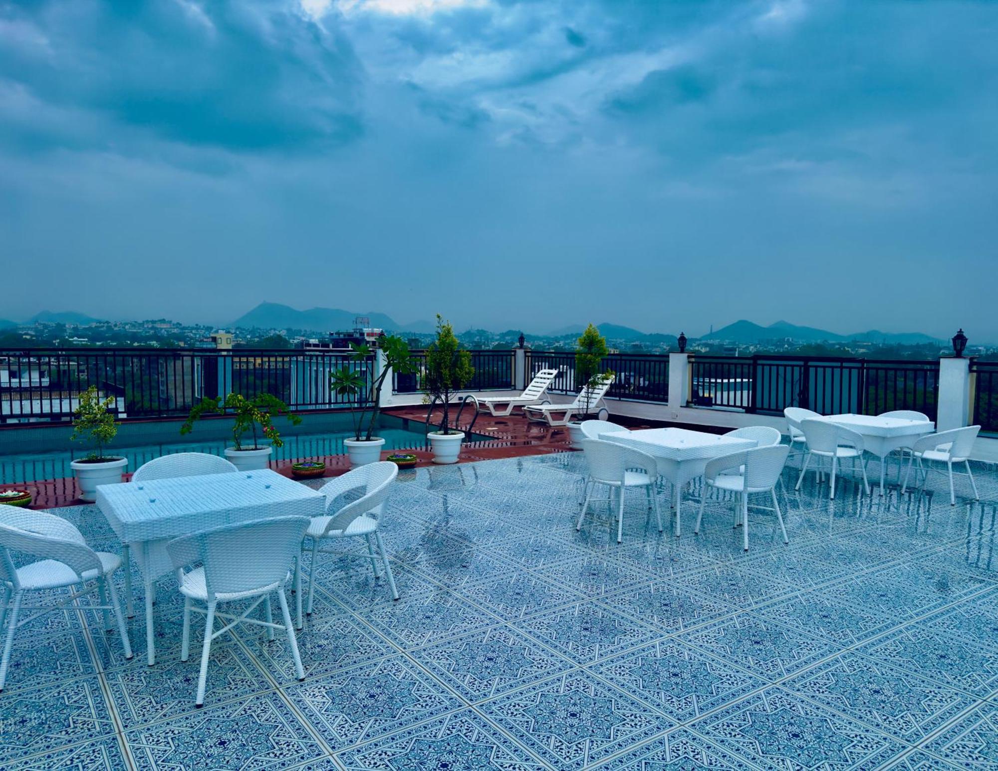 Hotel The Glance Inn Udaipur By Naina Staycation - Rooftop Swimming Pool ! Prime Location ! Most Awarded ! Big Parking !