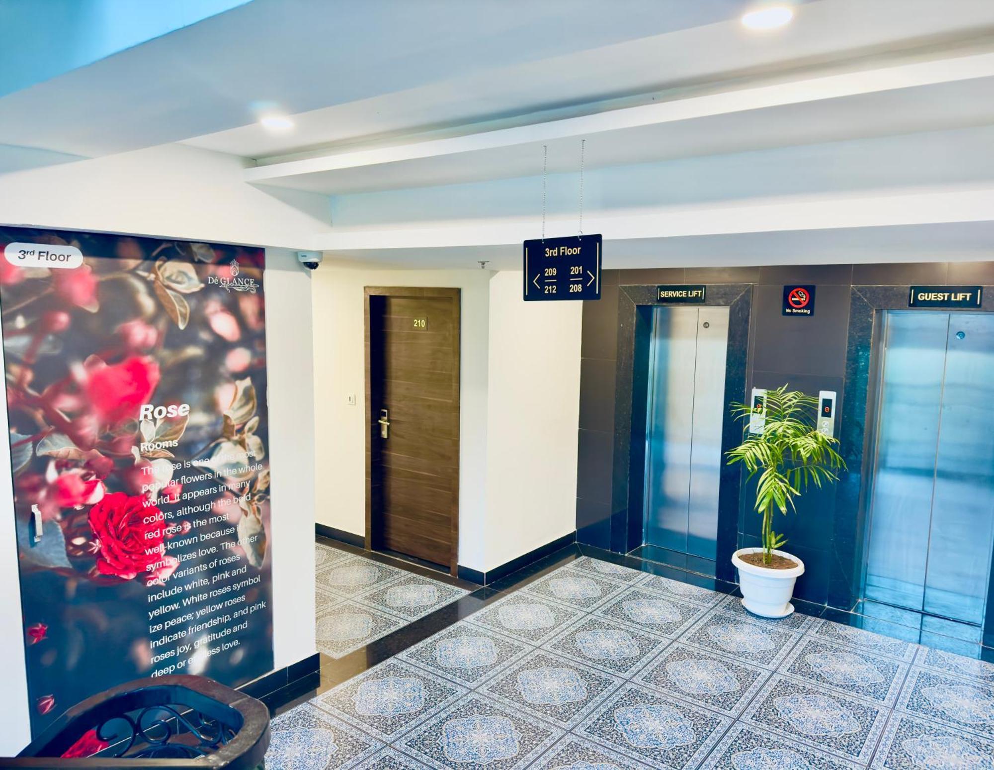 The Glance Inn Udaipur By Naina Staycation - Rooftop Swimming Pool ! Prime Location ! Most Awarded ! Big Parking ! Hotel