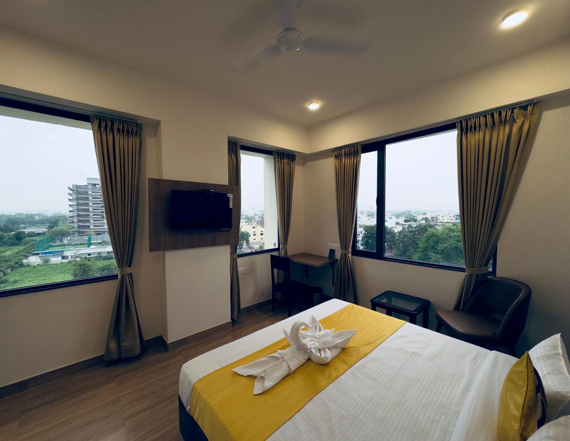 The Glance Inn Udaipur By Naina Staycation - Rooftop Swimming Pool ! Prime Location ! Most Awarded ! Big Parking ! Hotel Udaipur