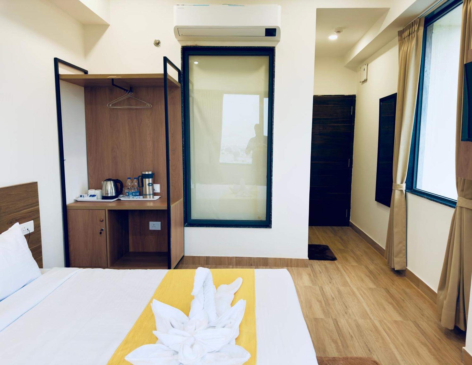 The Glance Inn Udaipur By Naina Staycation - Rooftop Swimming Pool ! Prime Location ! Most Awarded ! Big Parking ! Udaipur