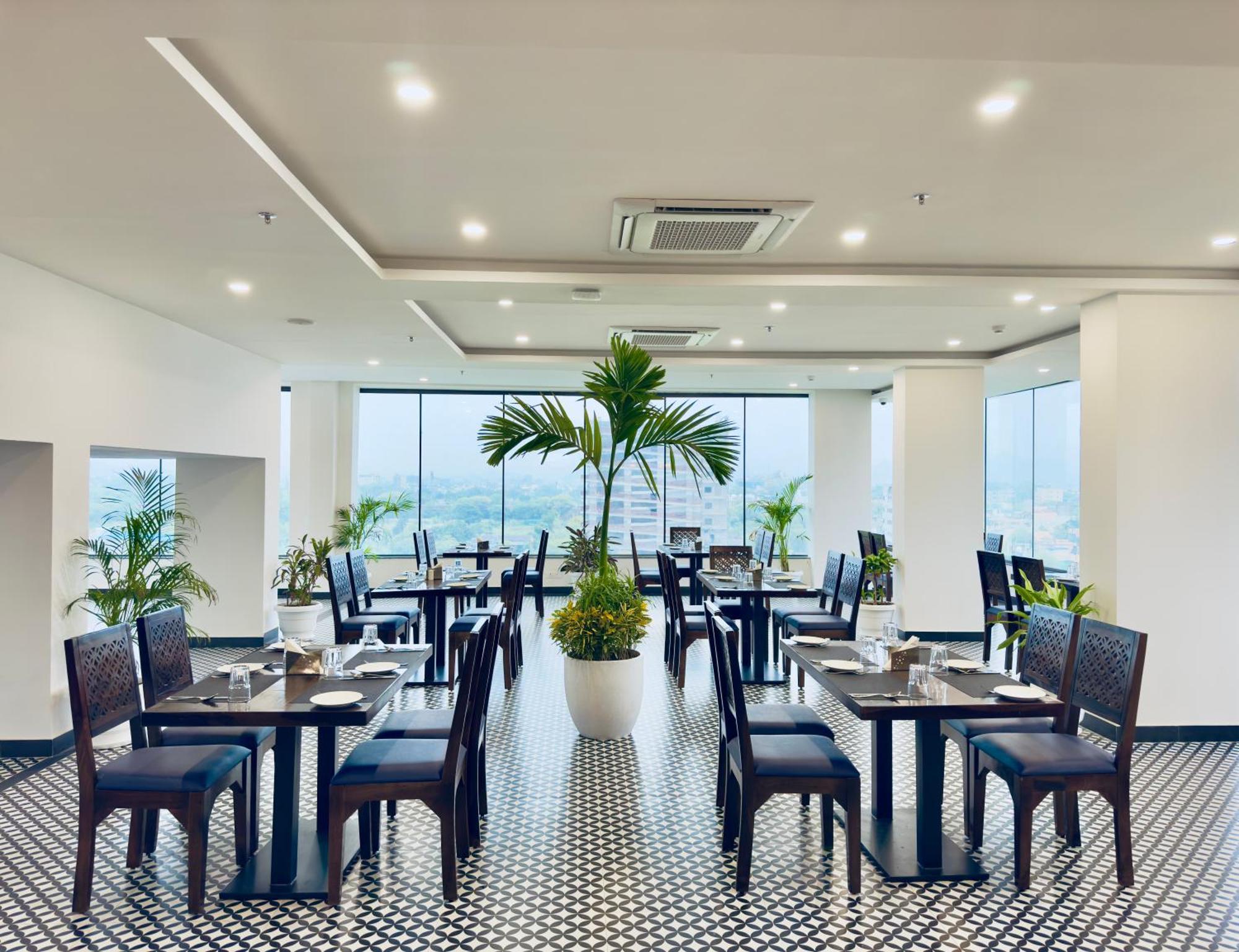 The Glance Inn Udaipur By Naina Staycation - Rooftop Swimming Pool ! Prime Location ! Most Awarded ! Big Parking !
