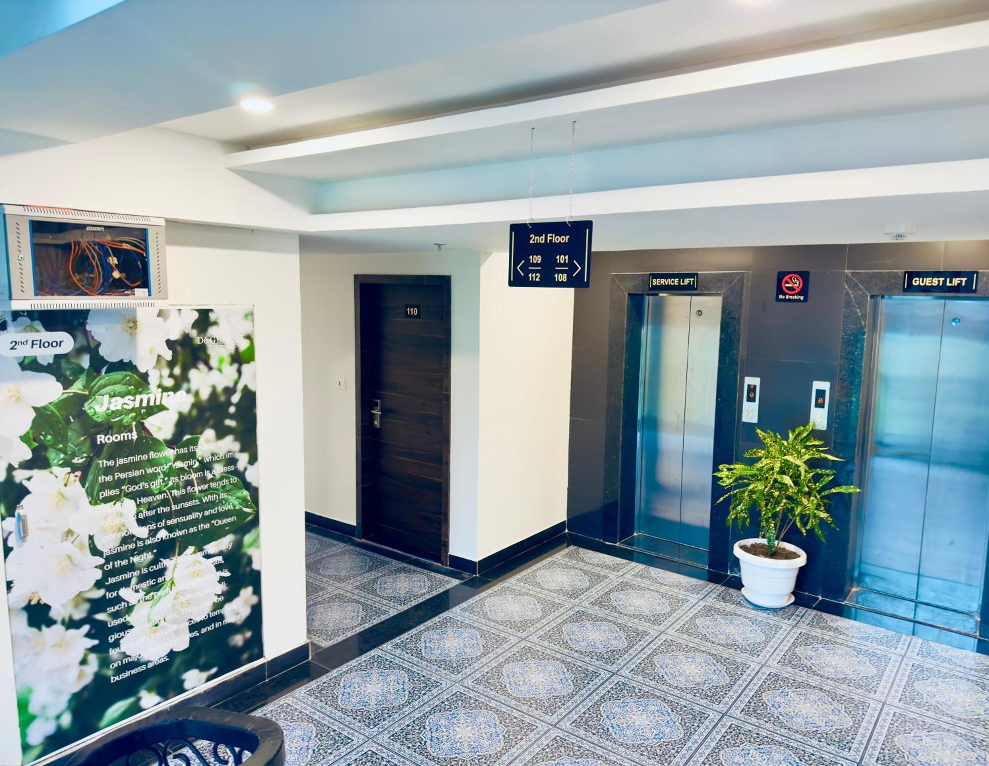 Hotel The Glance Inn Udaipur By Naina Staycation - Rooftop Swimming Pool ! Prime Location ! Most Awarded ! Big Parking !