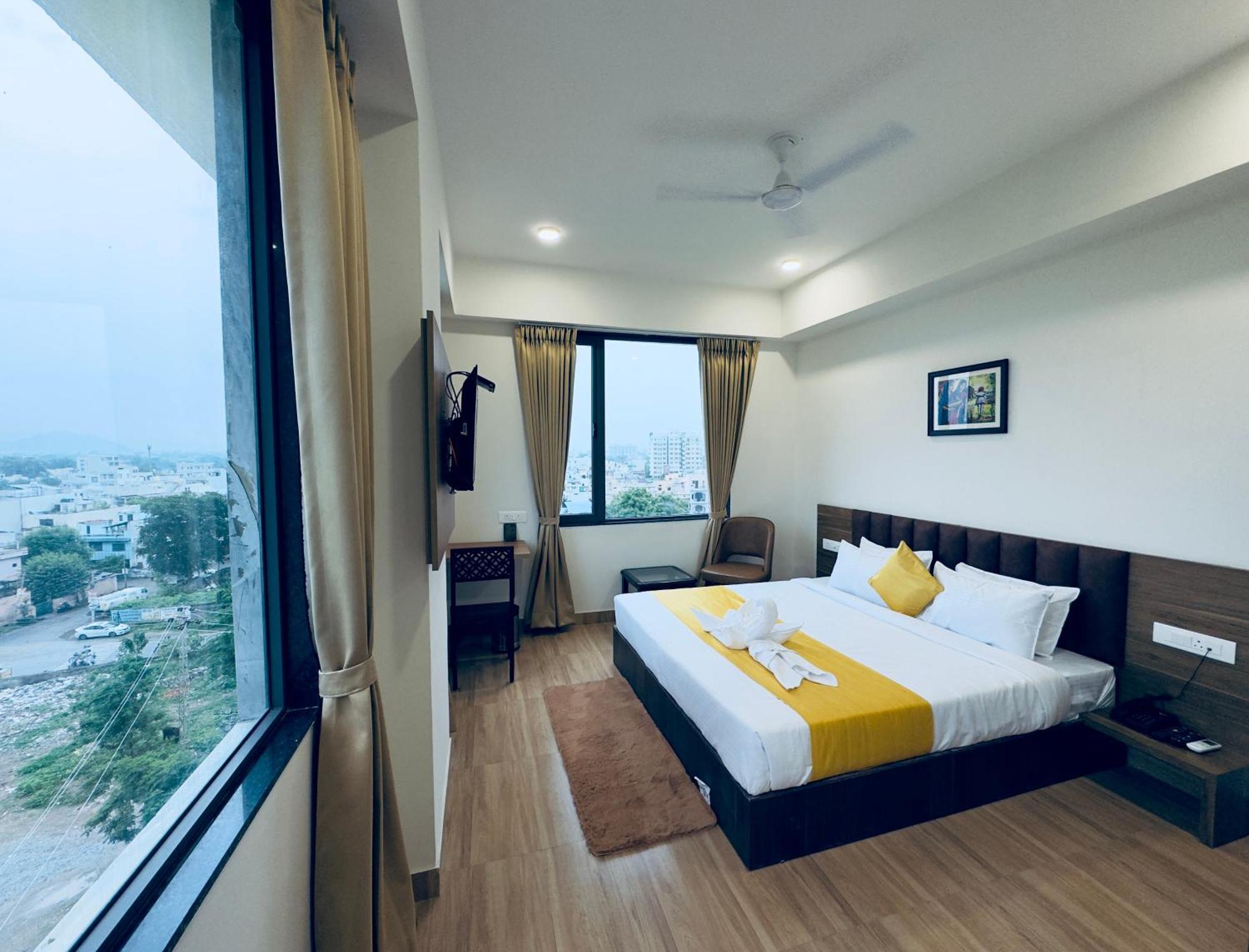 The Glance Inn Udaipur By Naina Staycation - Rooftop Swimming Pool ! Prime Location ! Most Awarded ! Big Parking ! * Udaipur