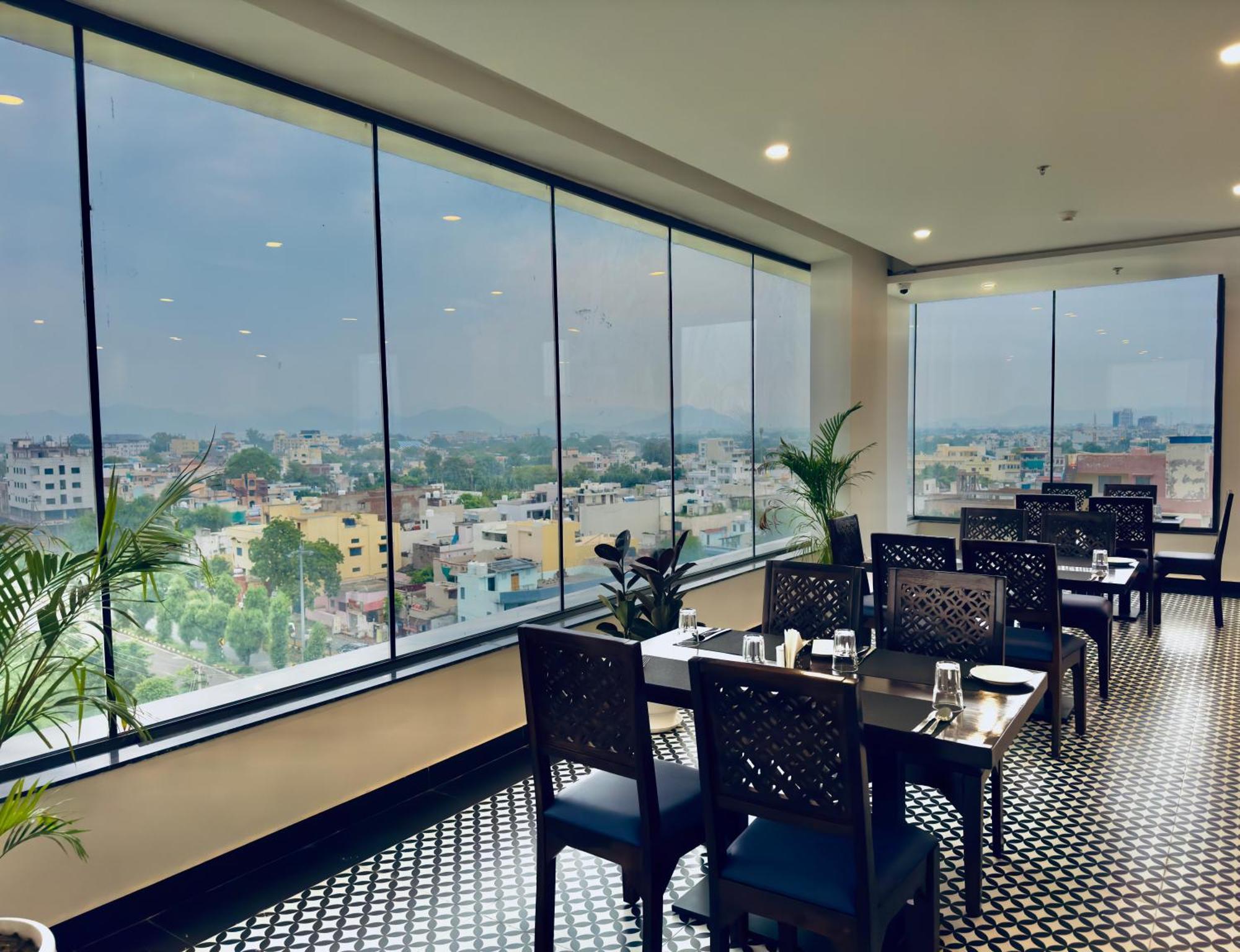 Hotel The Glance Inn Udaipur By Naina Staycation - Rooftop Swimming Pool ! Prime Location ! Most Awarded ! Big Parking !
