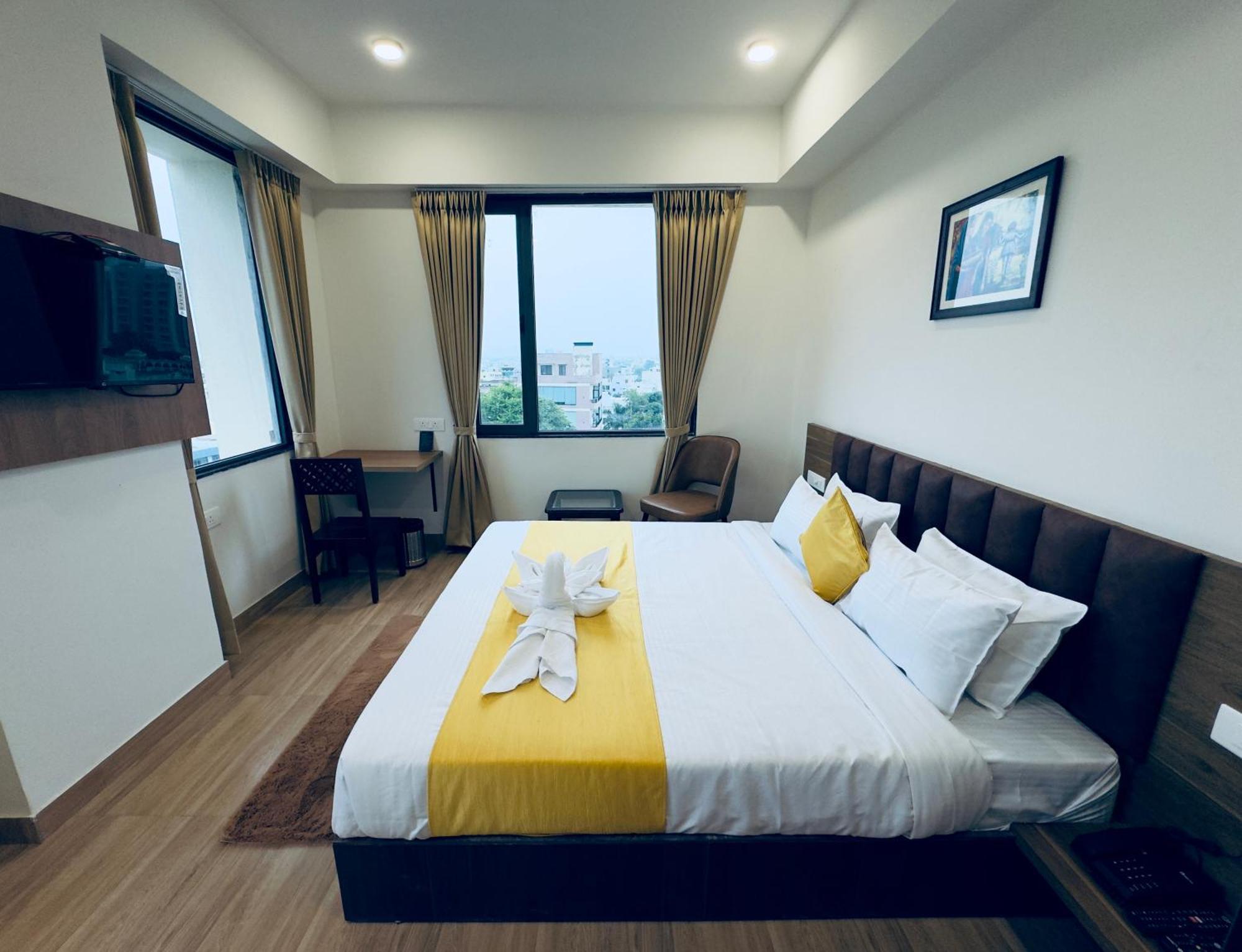 The Glance Inn Udaipur By Naina Staycation - Rooftop Swimming Pool ! Prime Location ! Most Awarded ! Big Parking ! Hotel *